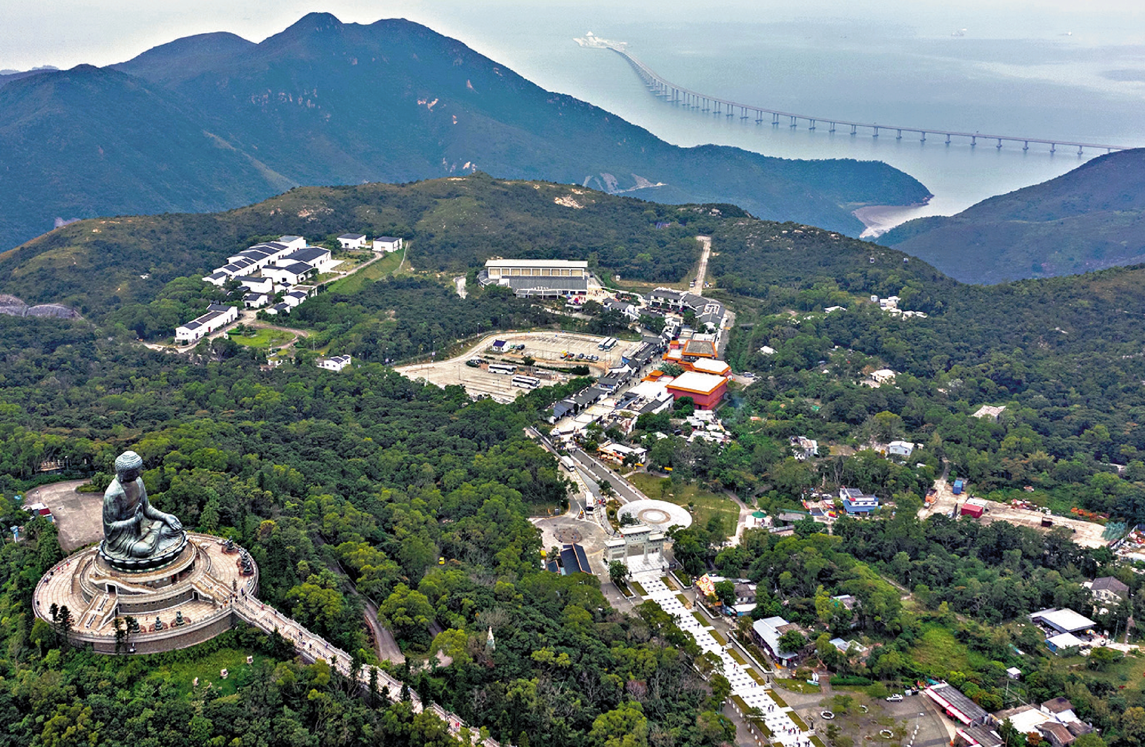 　　圖：大嶼山擁有天壇大佛、寶蓮寺等著名景點，港珠澳大橋通車後，旅遊便利度進一步提升。