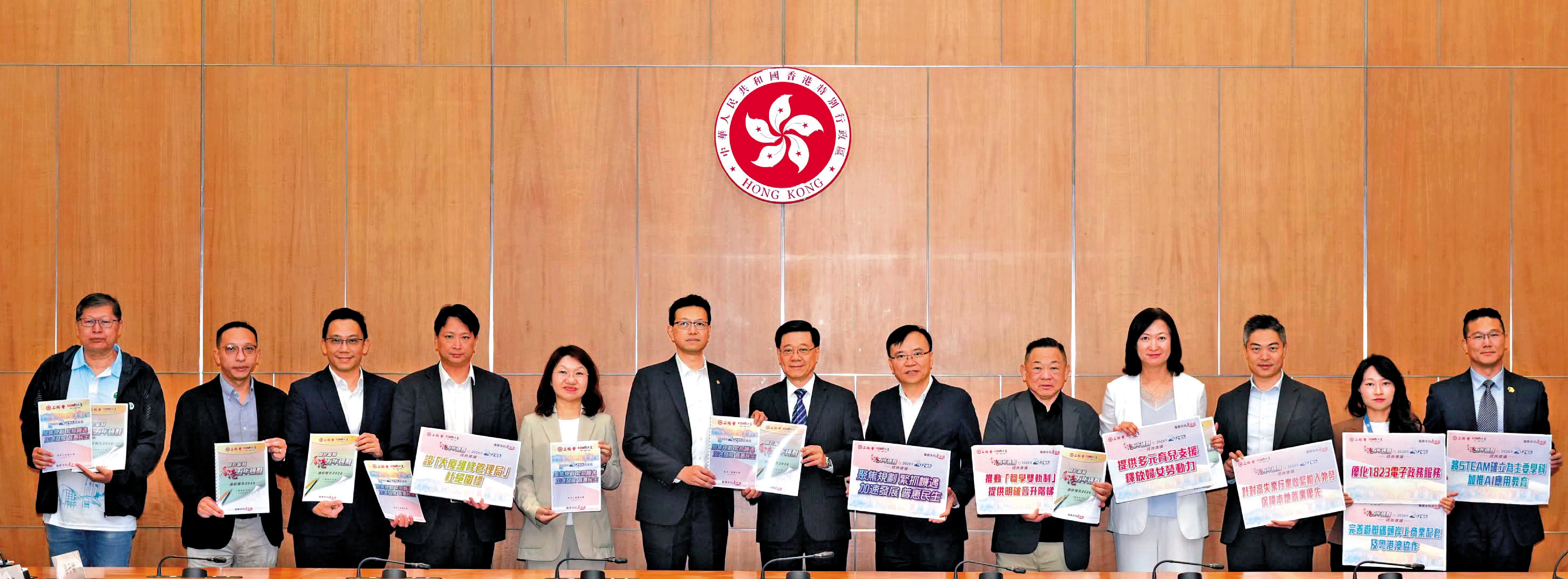 　　圖：工聯會昨日向行政長官遞交五年規劃及施政報告的建議書。