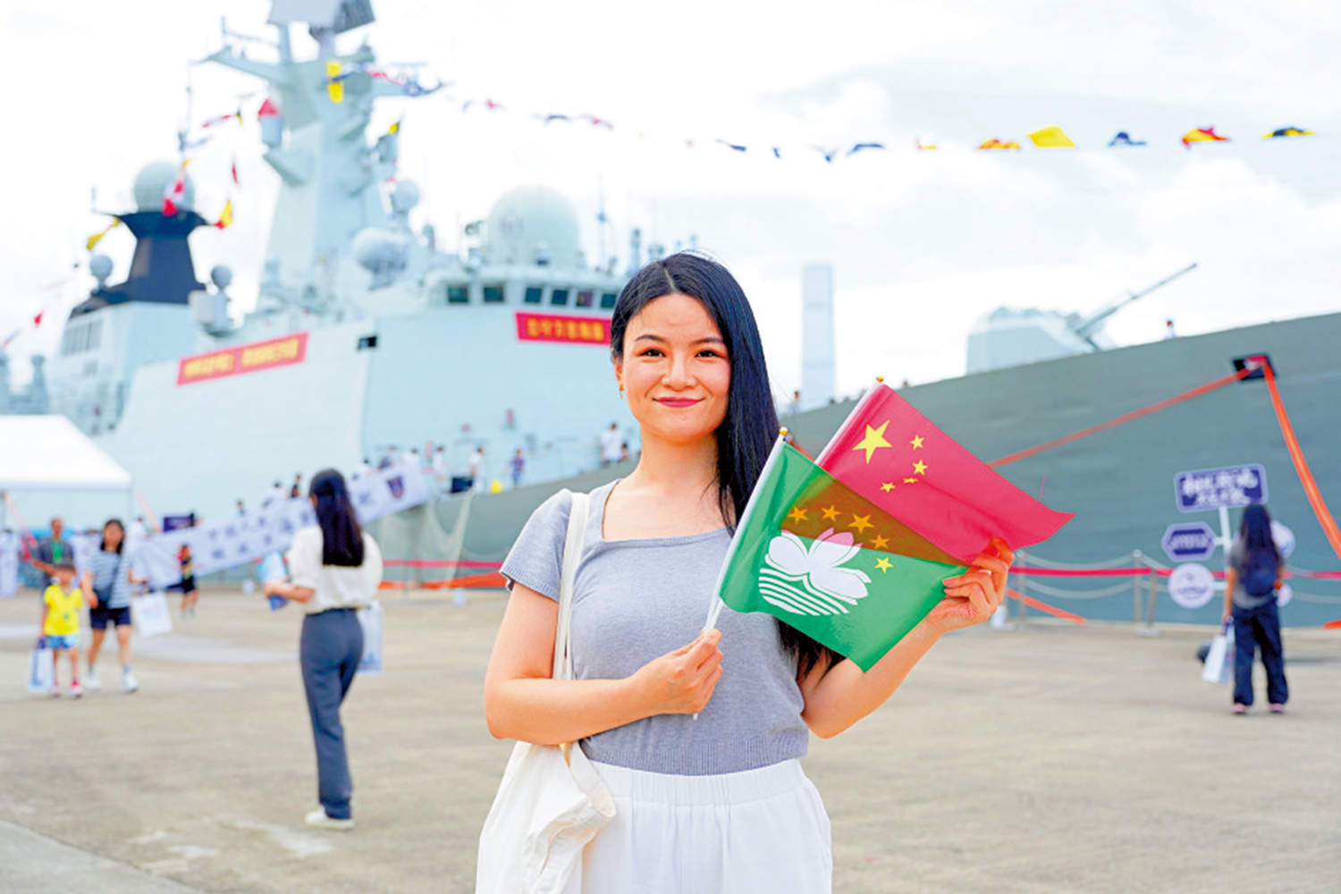 　　圖：澳門市民組團專程前來參觀軍艦。