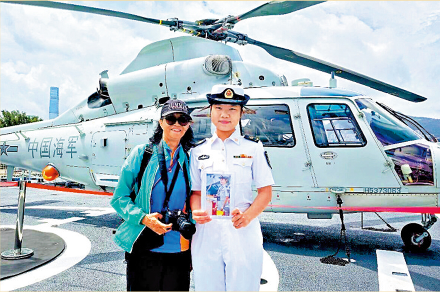 　　圖：阿姨將一張精心塑封的照片交給海軍女兵。\人民海軍圖片