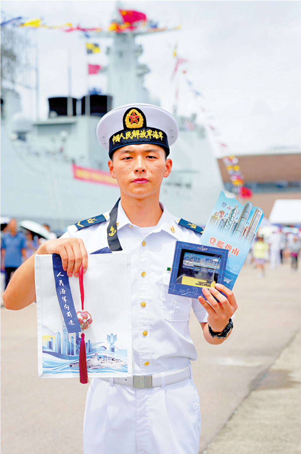 　　圖：南寧艦紀念品套裝共四件，設計融入香港特色。