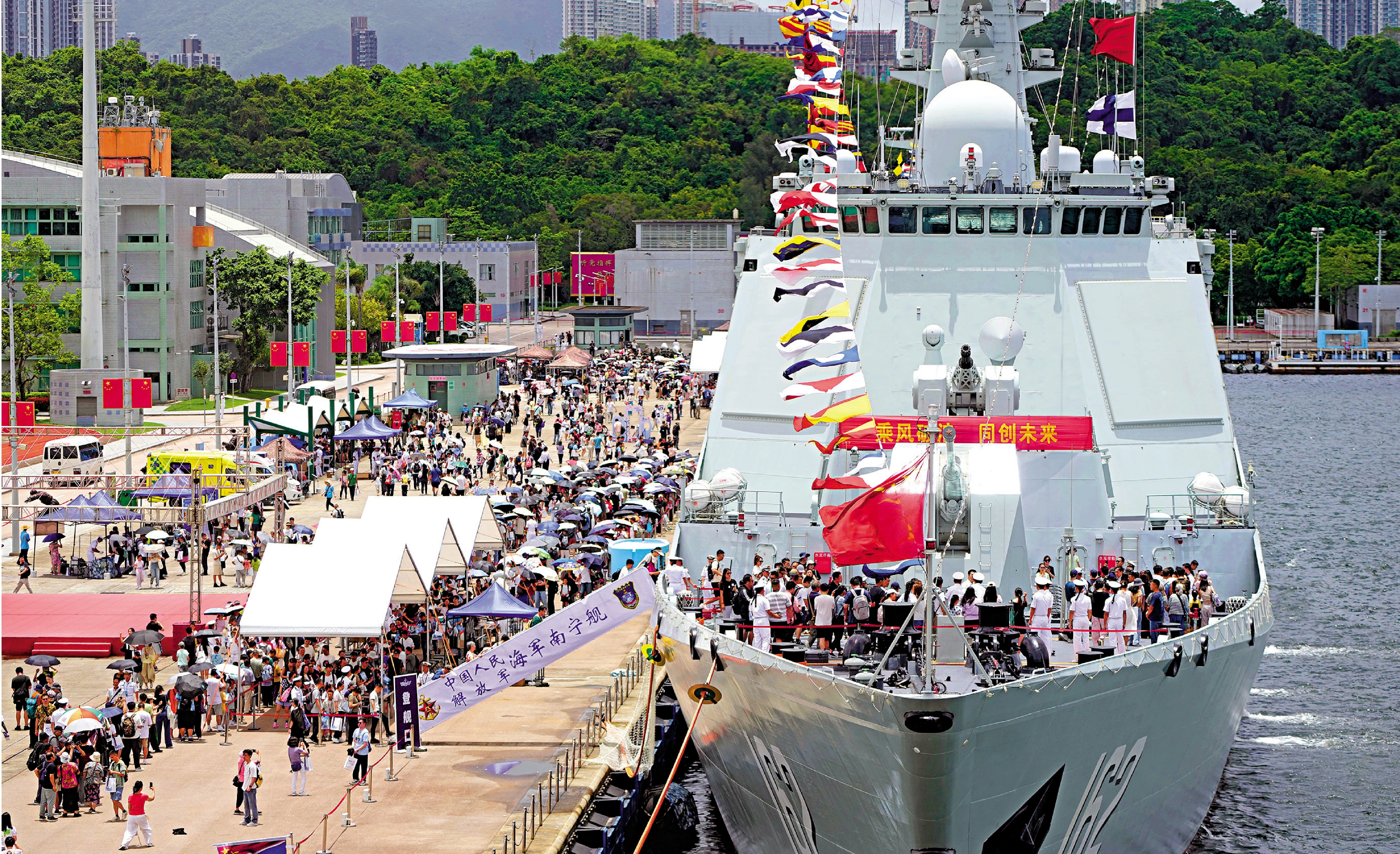 　　圖：在港進行軍艦開放活動的南寧艦，總航程突破20萬海里，是名副其實的「遠洋急先鋒」。圖為香港市民登上南寧艦參觀。\大公報記者蔡文豪攝