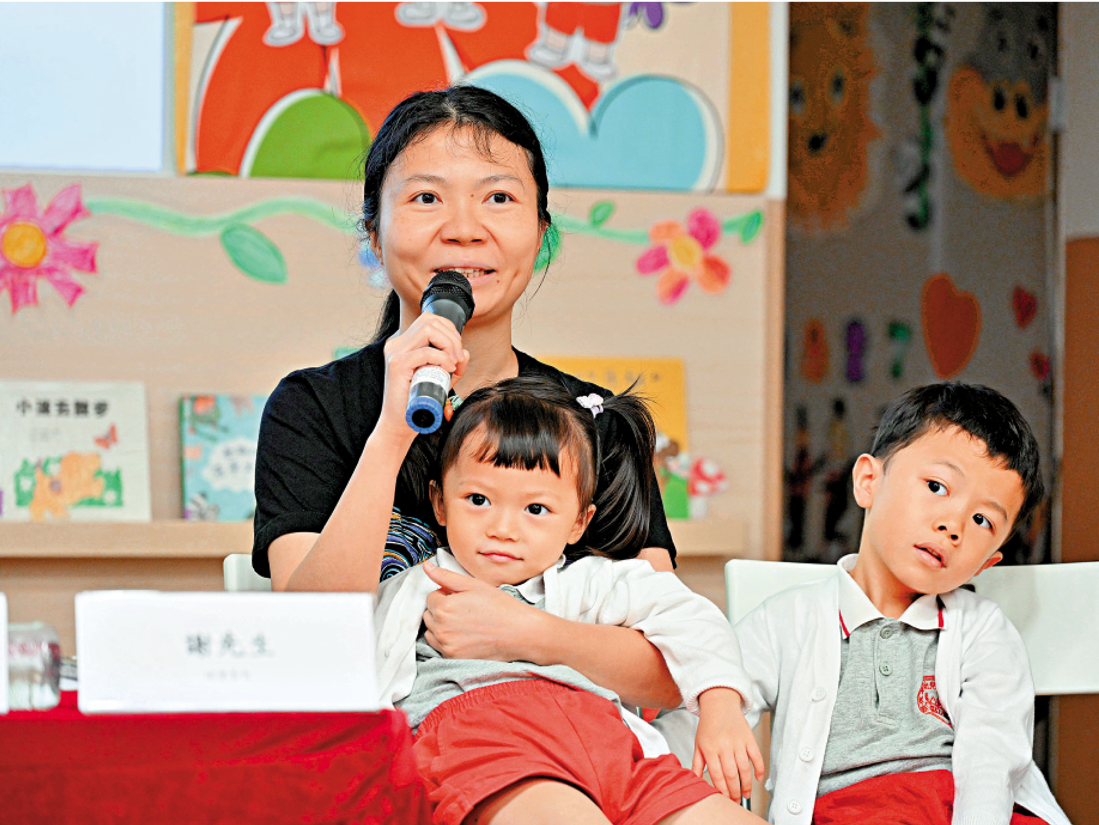 　　圖：葉太在記者會上表示，一對子女就讀幼稚園，由於近日英國及越南爆發腦膜炎雙球菌，故亦減少到高危地區。
