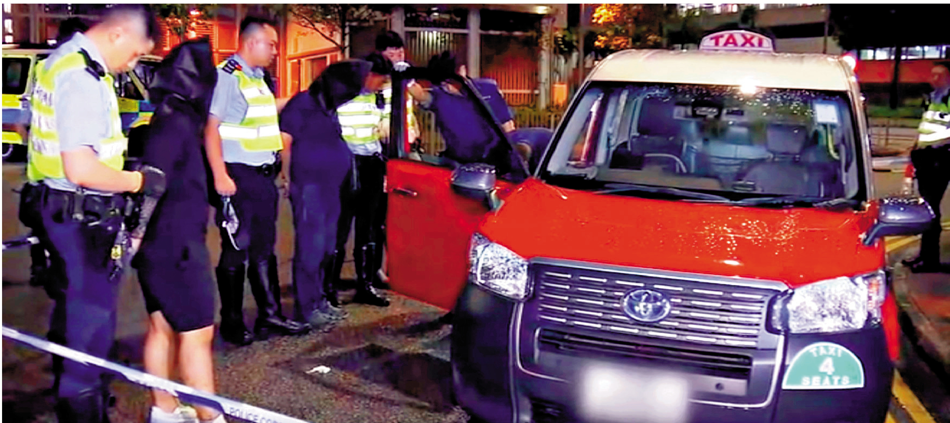 　　圖：警方在牛頭角截查可疑的士，檢獲毒品並拘捕兩名男子。
