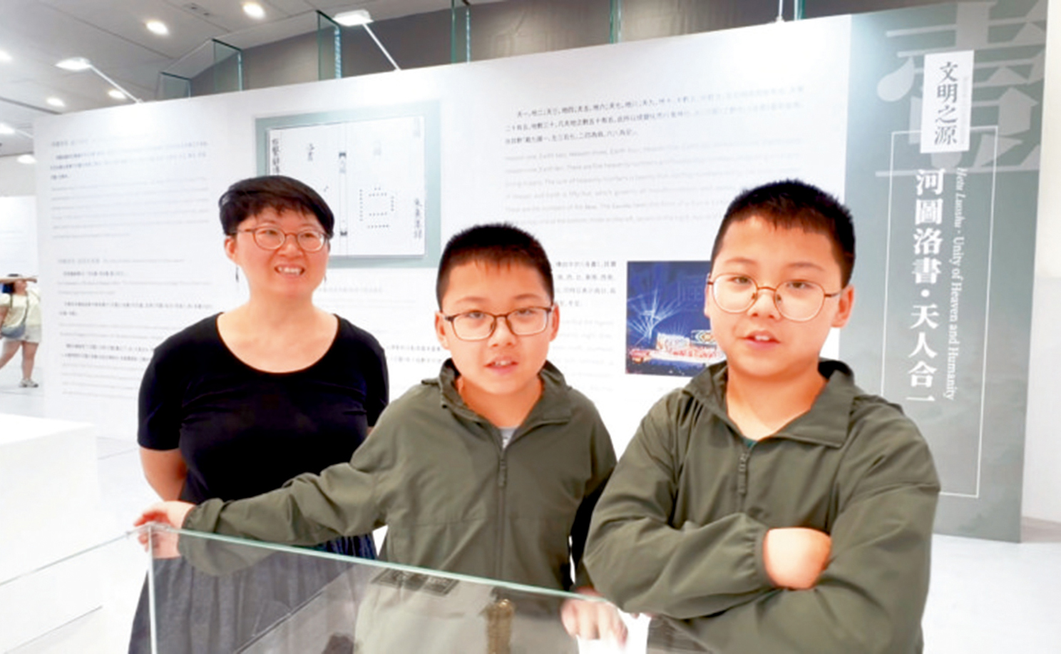　　圖：香港客家人王姓媽媽（左）攜一對雙胞胎兒子在現場溯源家族姓氏。