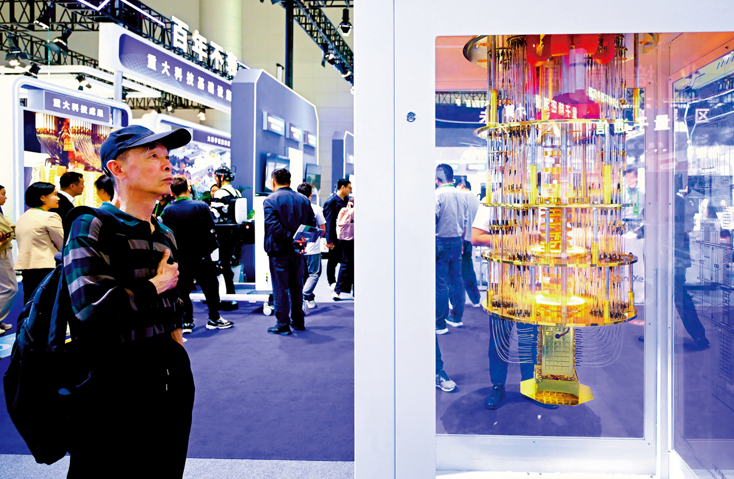 　　圖：中國的量子計算機近年迅速發展，躋身全球第一方陣。圖為觀眾在第四屆中國（安徽）科技創新成果轉化交易會上觀看一款超導量子計算機模型。