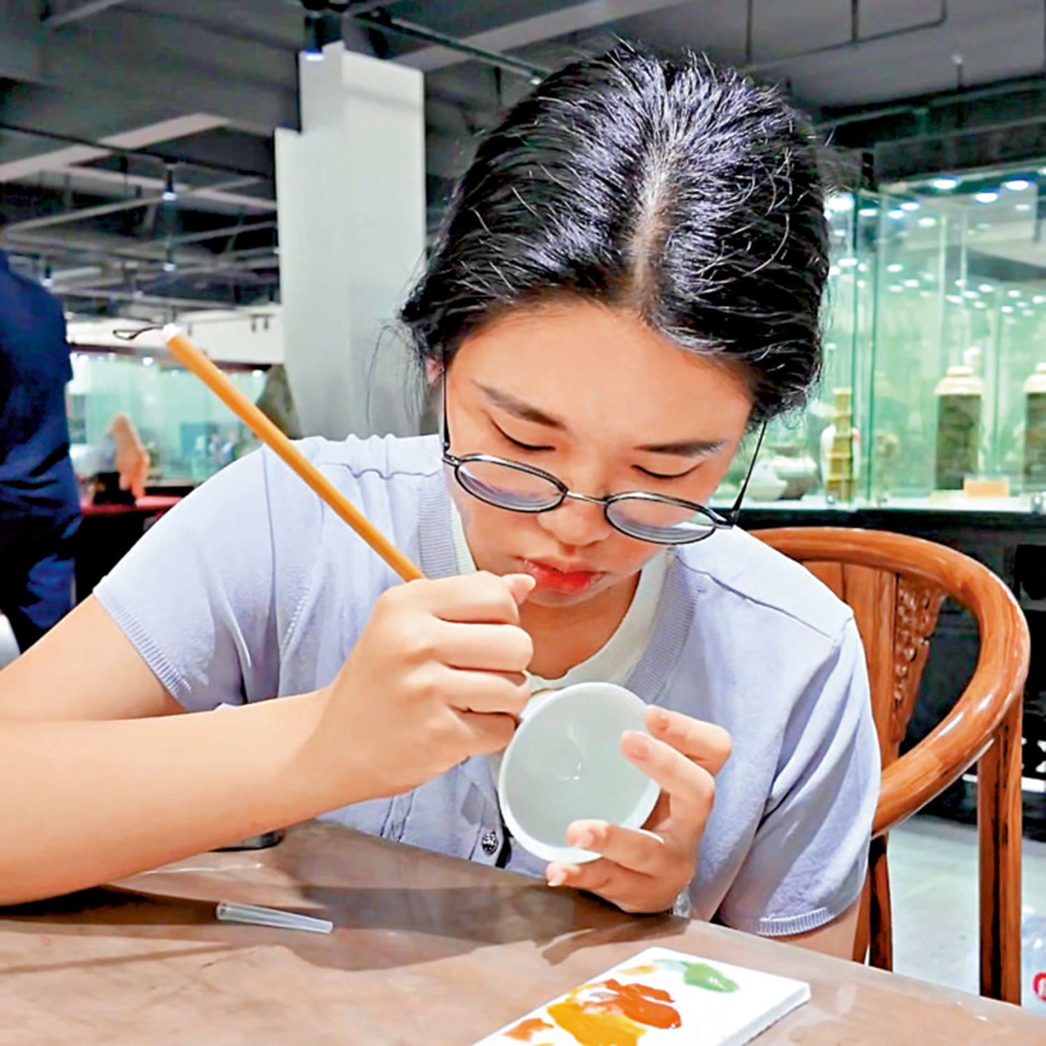 　　圖：香港傳媒學子正在認真手繪瓷器。