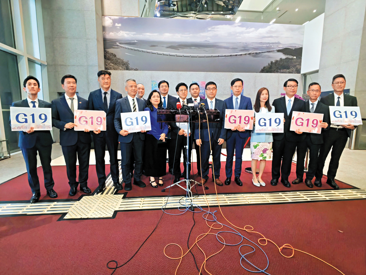 　　圖：立法會G19全體17位議員昨日向行政長官提交多項具體建議。\大公文匯全媒體記者劉鴻霖攝