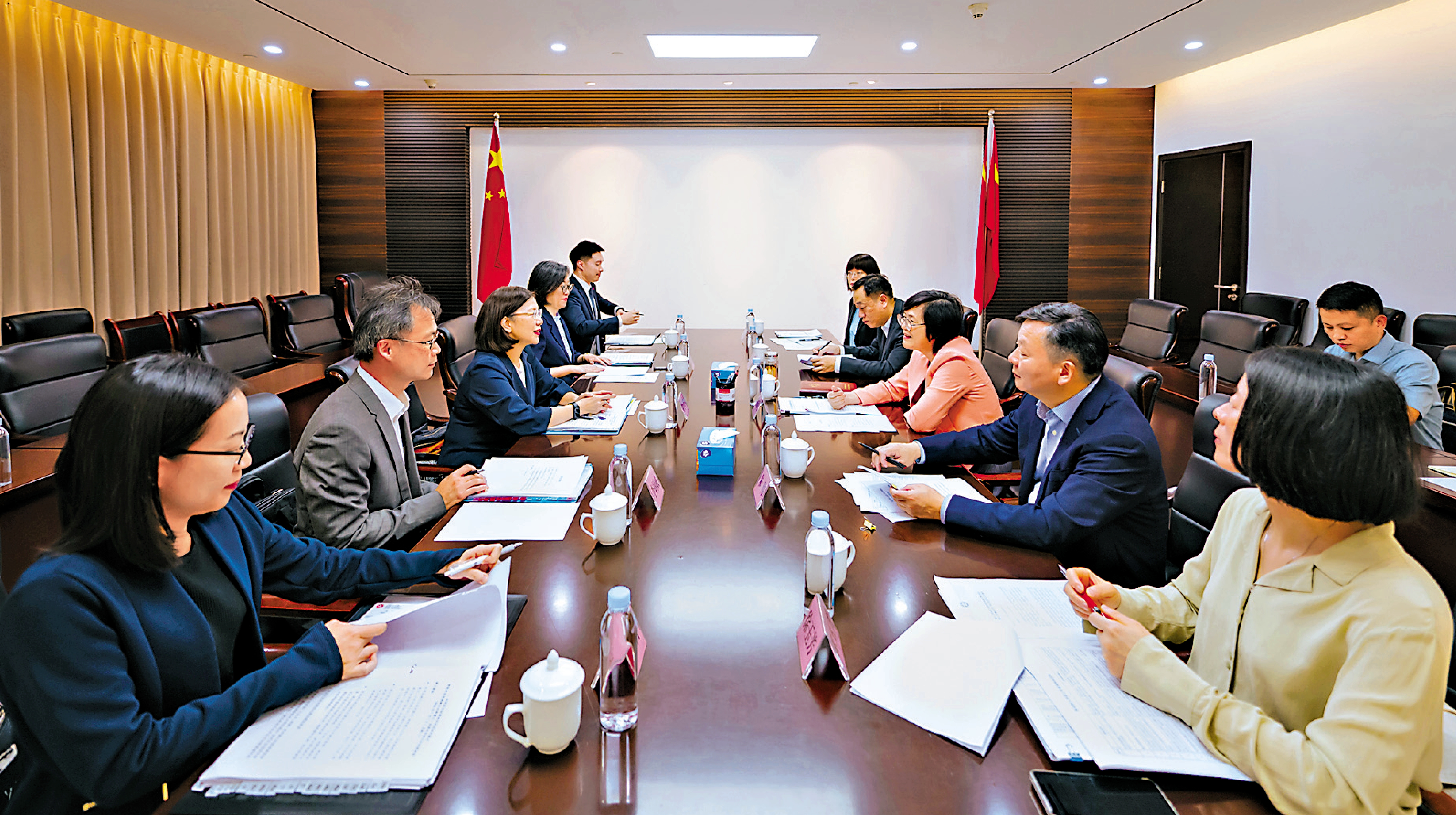 　　圖：謝小華（左三）昨日與廣東省港澳事務辦公室主任陳麗文（右三）及發展和改革委員會副主任、省大灣區辦常務副主任朱偉（右二）會面。