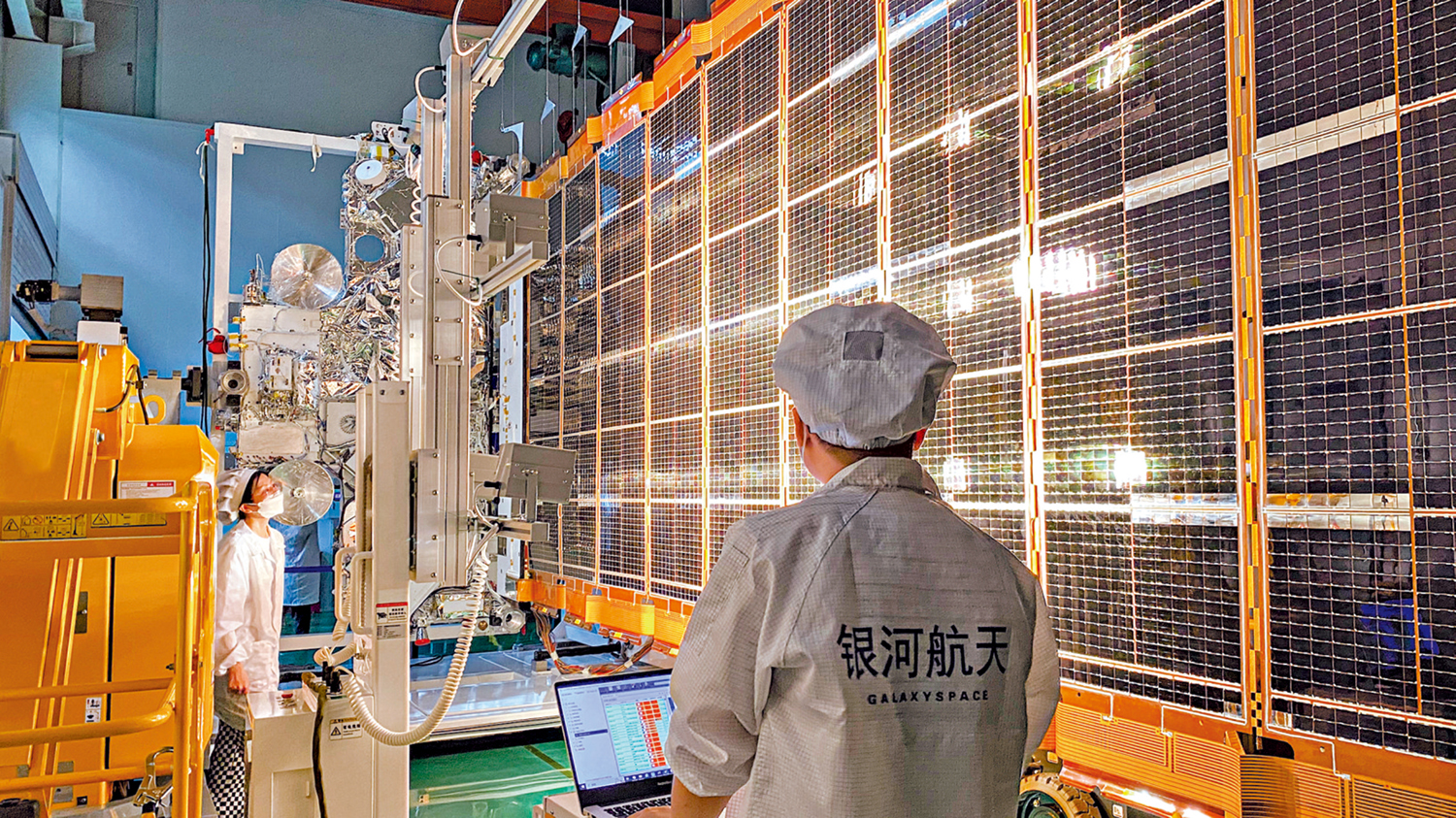 　　圖：銀河航天去年在香港完成一期低軌寬帶衛星演示站建設。圖為靈犀03星研製過程。