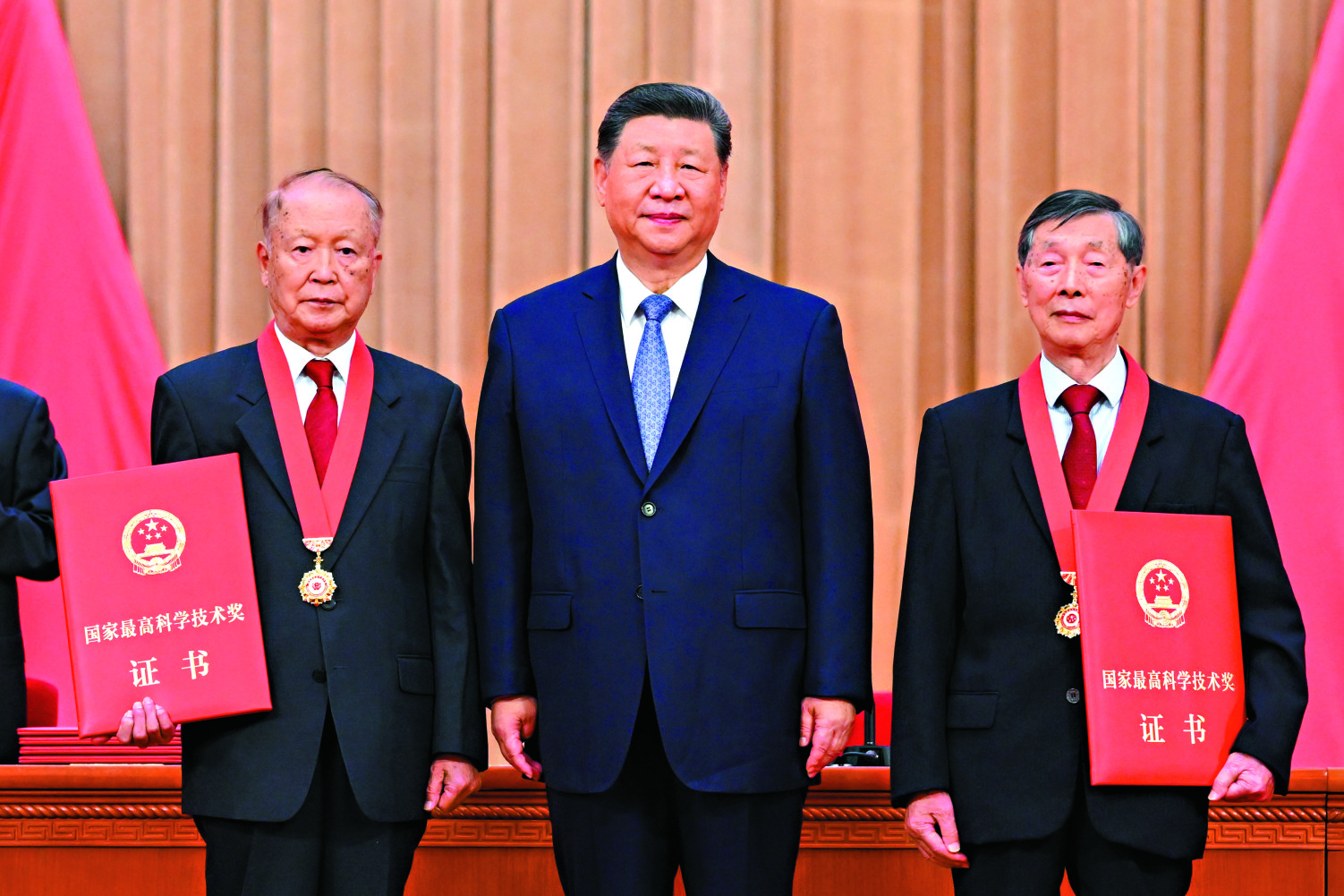 　　圖：中共中央總書記、國家主席、中央軍委主席習近平向獲得2025年度國家最高科學技術獎的中國科學院物理研究所陳立泉院士（右）和中國電子科技集團第十四研究所賁德院士（左）頒獎。 新華社
