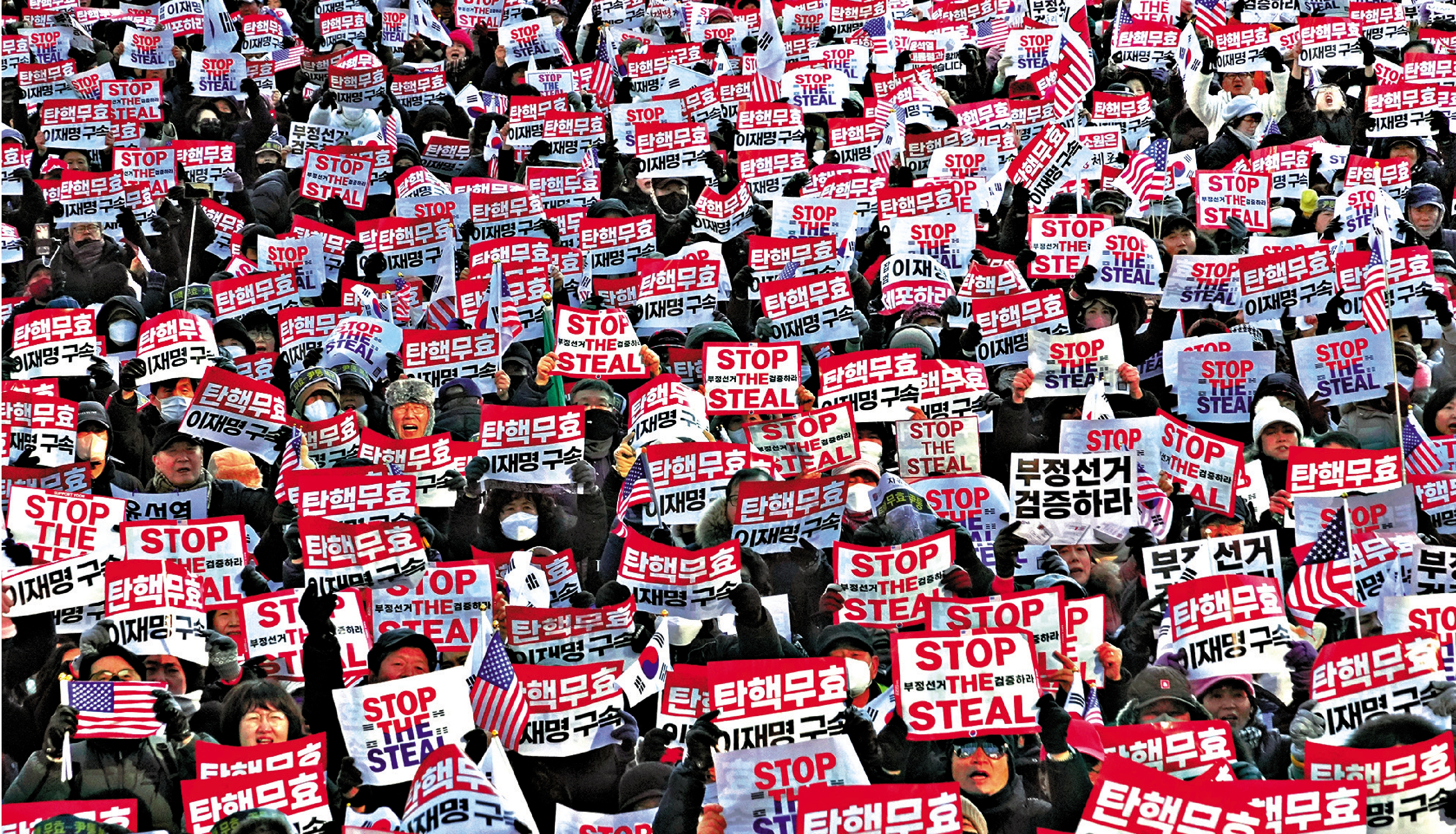 圖：2025年1月11日，時任韓國總統尹錫悅的支持者在首爾集會，反對彈劾尹錫悅。/美聯社