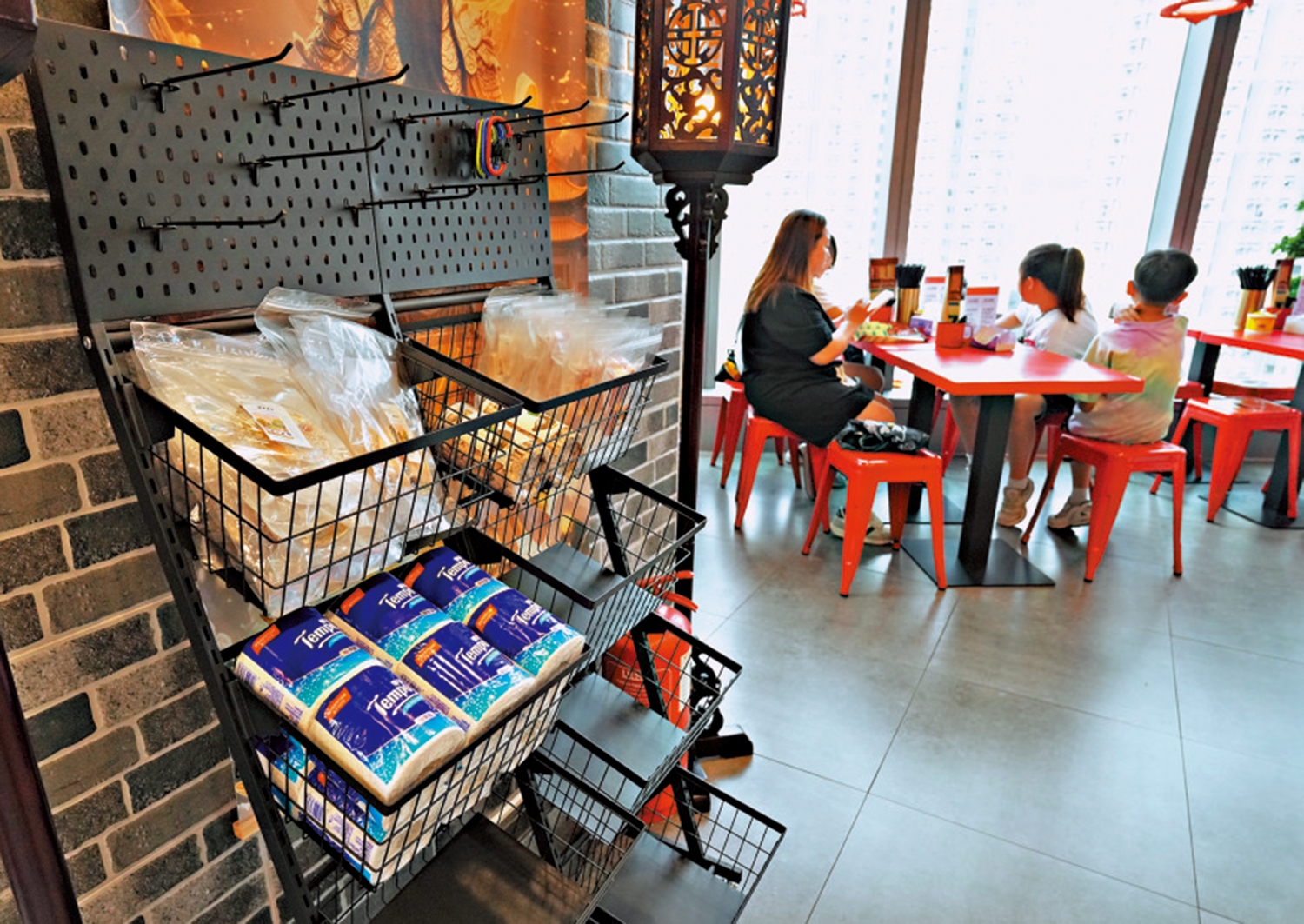 　　圖：何先生的店舖準備了專用垃圾箱、尿墊及手工凍乾等用品，希望吸引狗主光顧。