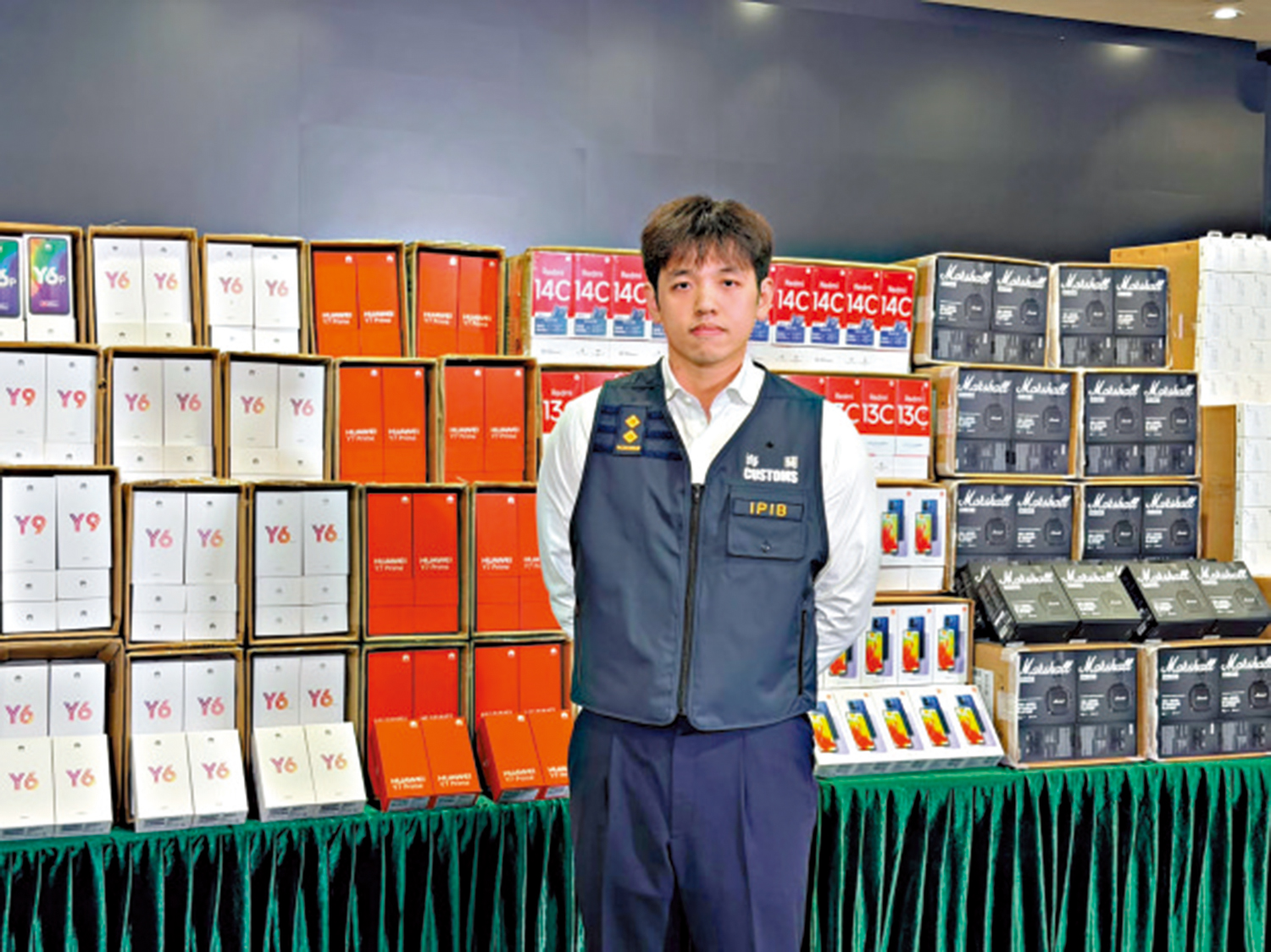 　　圖：海關展示檢獲的懷疑冒牌電子產品。