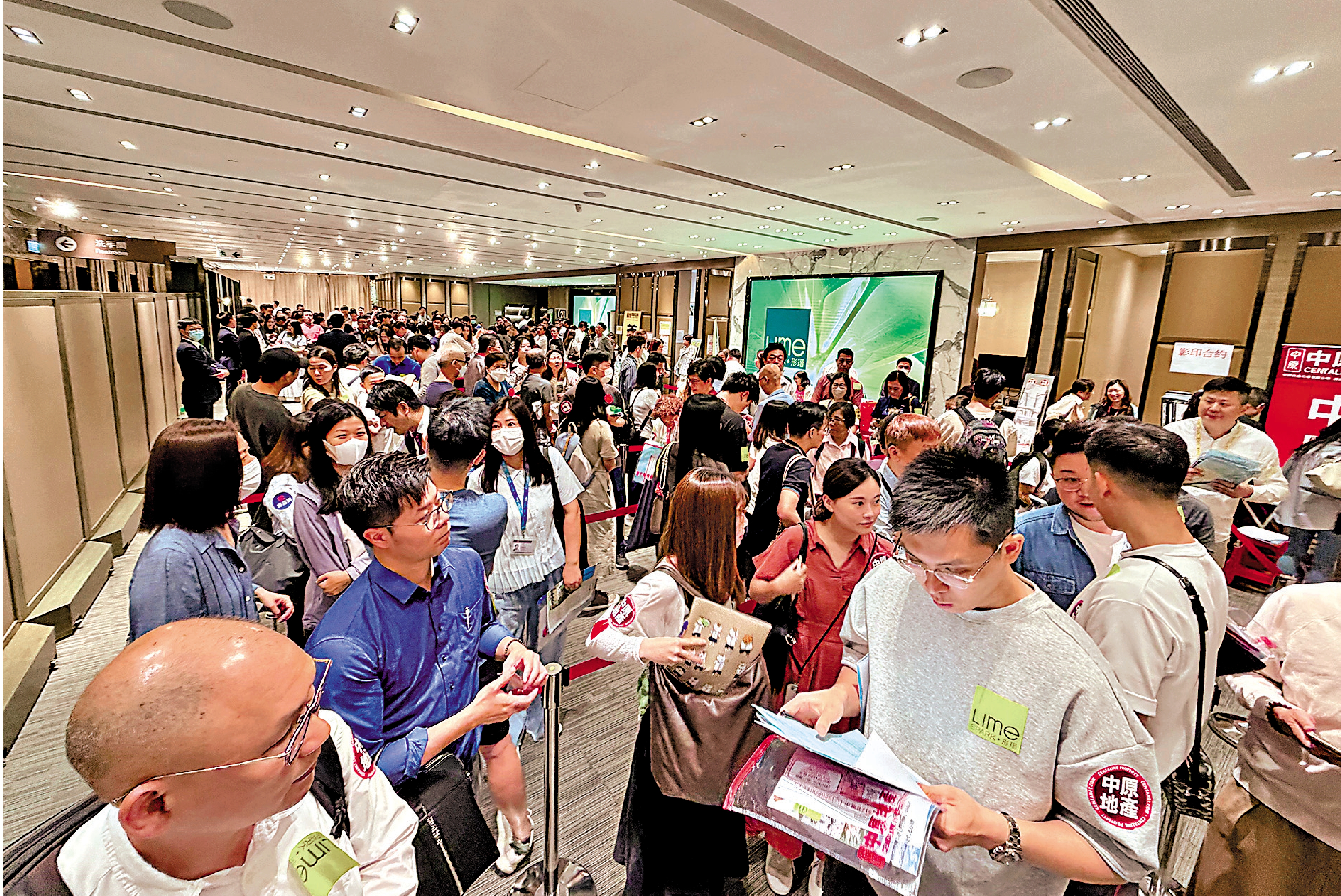 　　圖：本港上半年一手市場成交暢旺，新盤售樓處不時擠滿置業者。