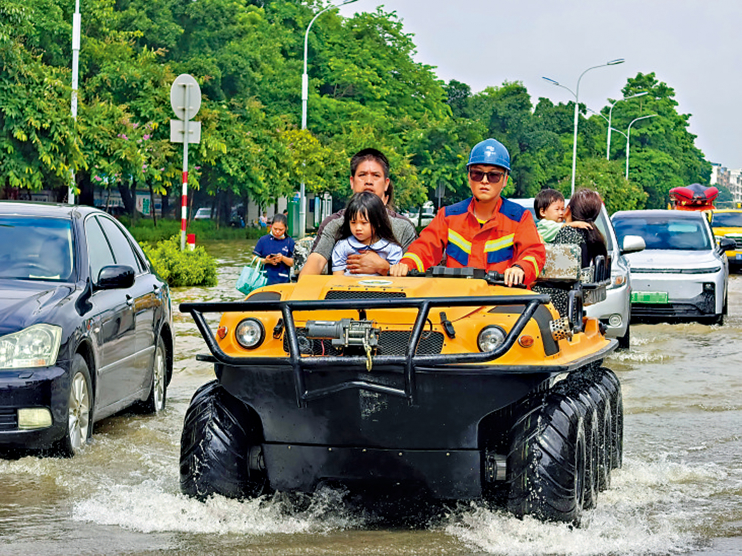 　　圖：在廣西水災嚴重區域，水陸兩棲車協助人員轉移。\受訪者供圖