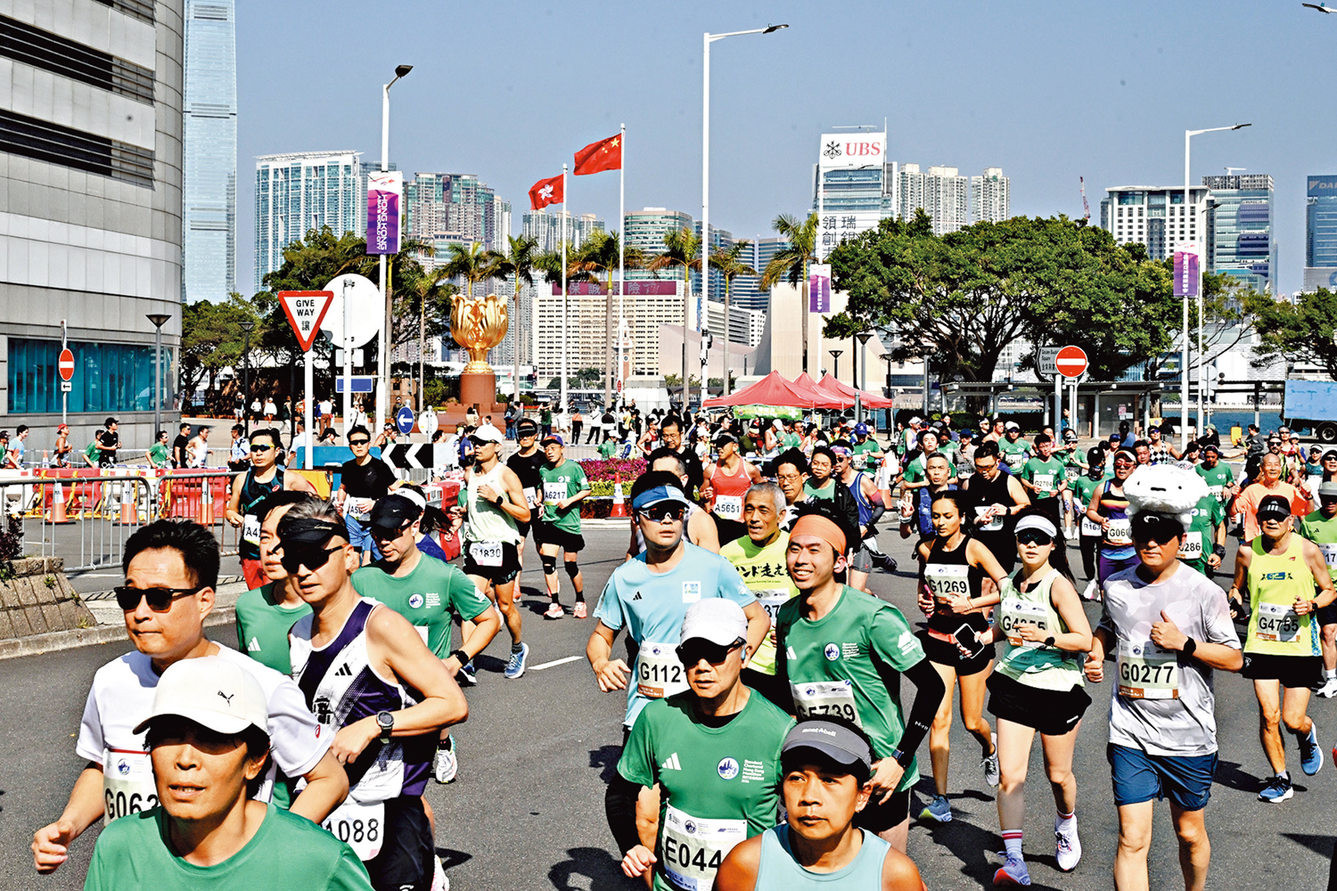 　　圖：2026年渣打香港馬拉松，跑者途經位於灣仔的金紫荊廣場。\中新社