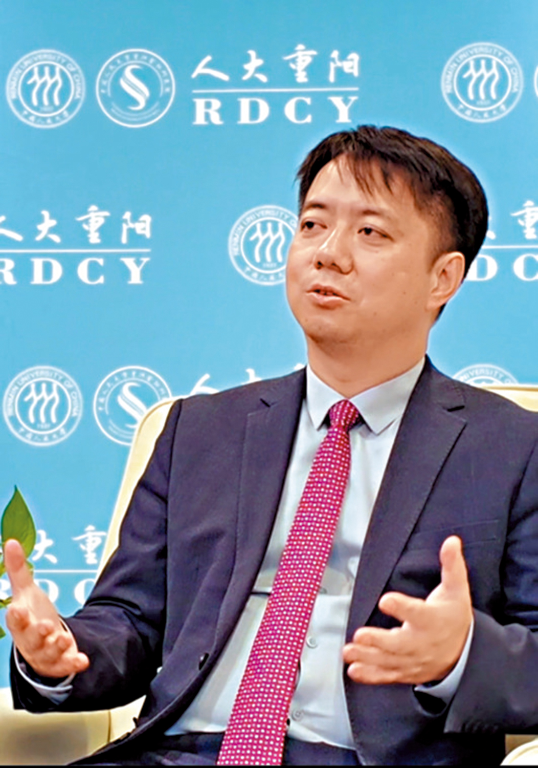 　　圖：王文接受《大公報》訪問，談香港編制首份五年規劃。
