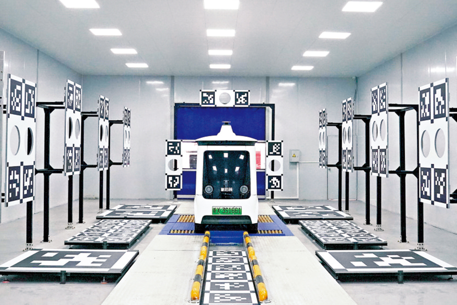 　　圖：在江蘇一家智能製造公司的無人車生產線，一輛無人車在進行調試。\新華社