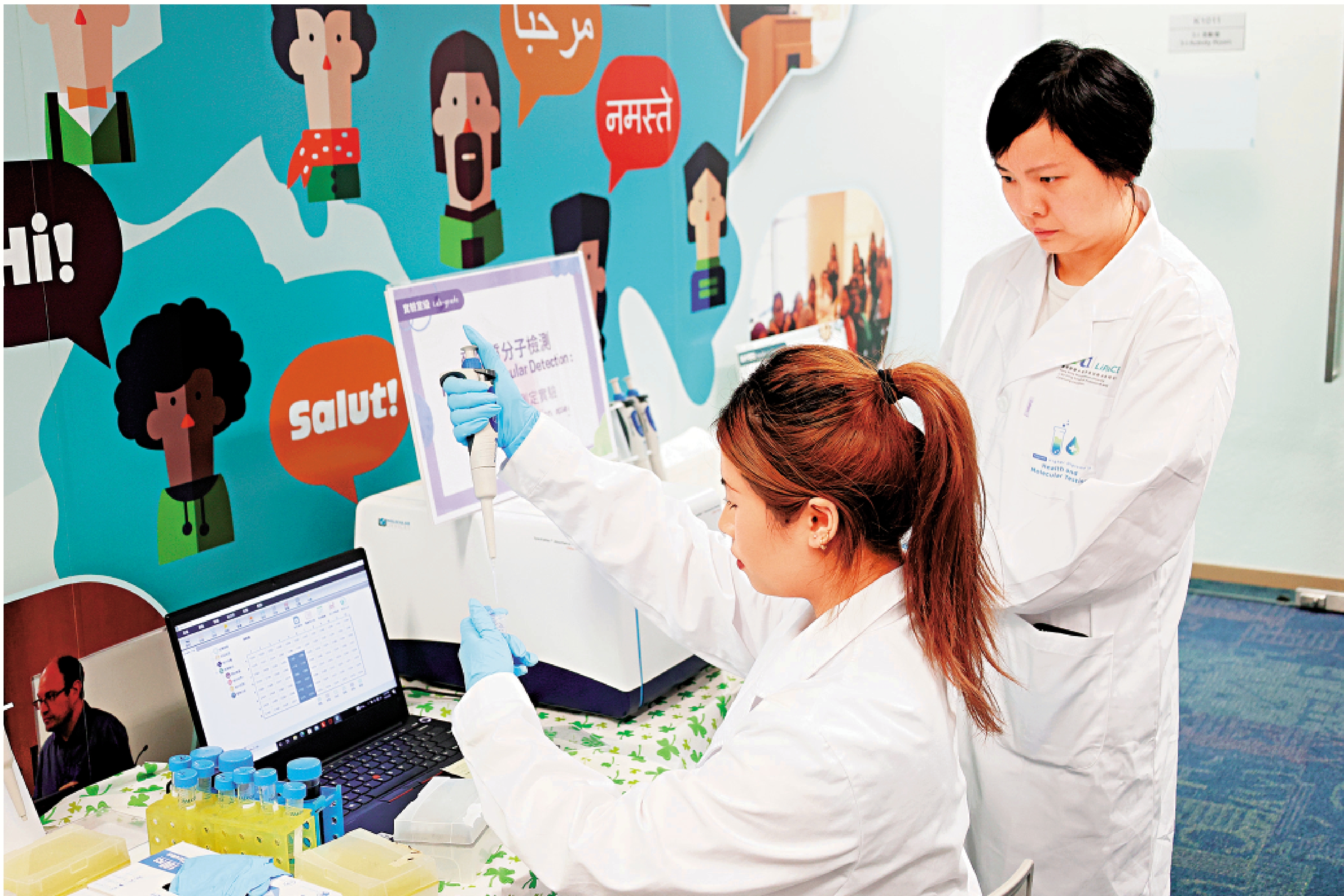 　　圖：健康及分子檢測高級文憑課程學生，示範蛋白質濃度測定實驗。