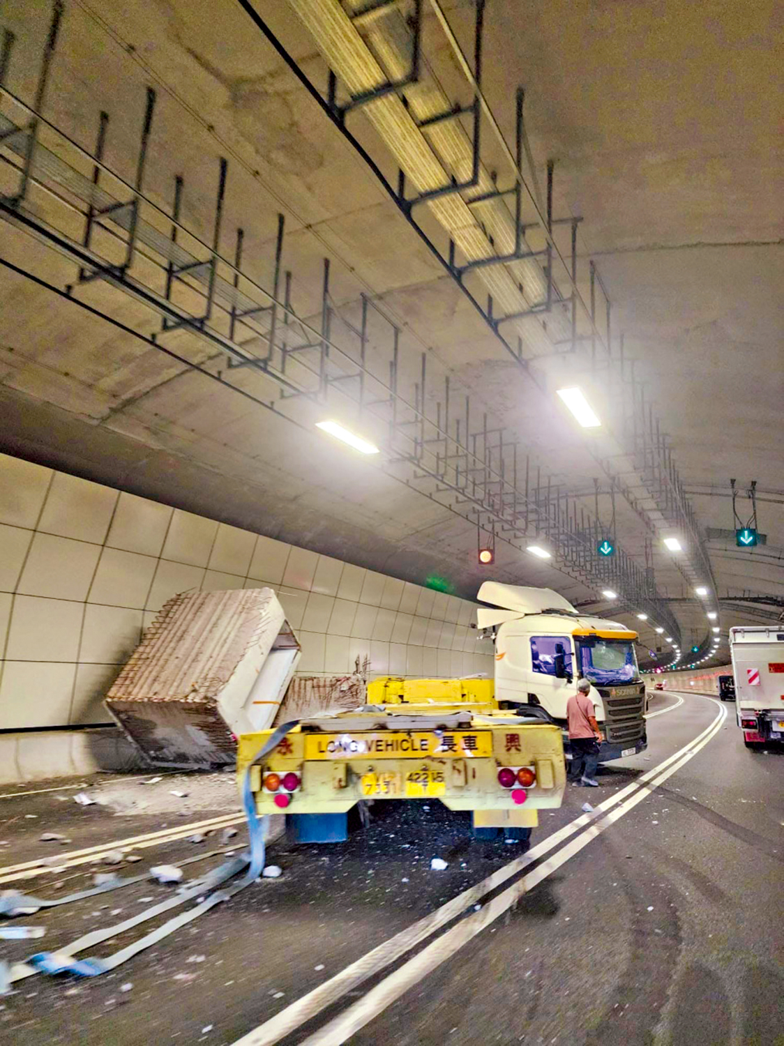 　　圖：中九龍繞道拖頭失控撞壆，運載的建築預製組件墮下撞毀隧道牆身。