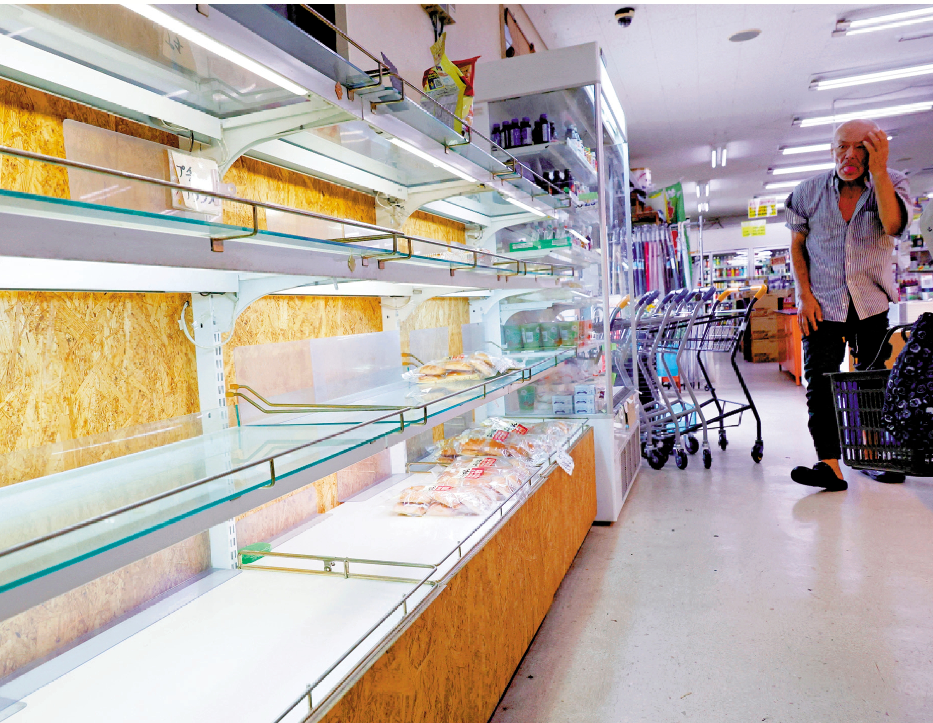 　　圖：日本石垣島一間超市的食品貨架10日幾乎空空如也。\路透社