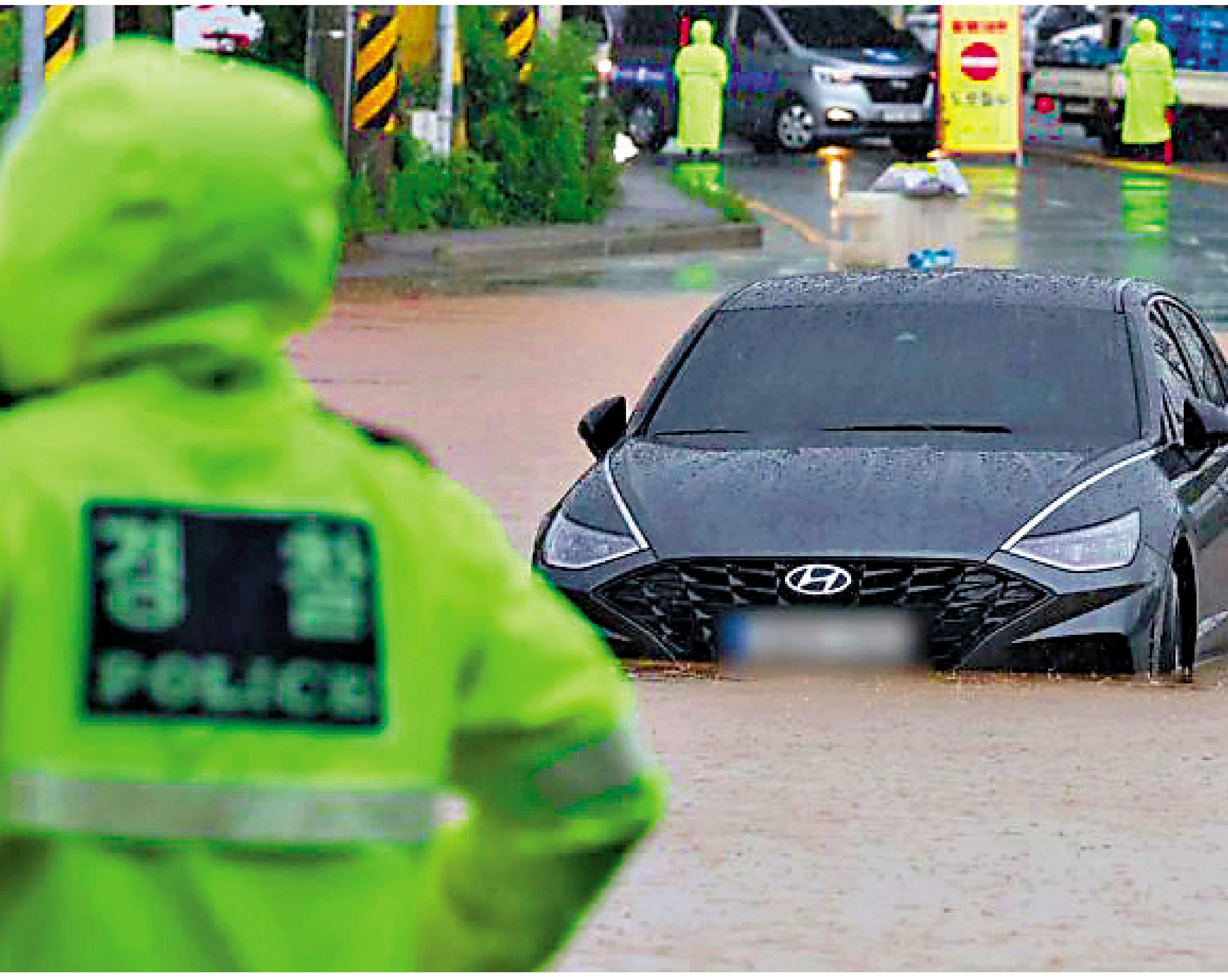 　　圖：韓國連日暴雨，一處街道9日被淹沒。\網絡圖片