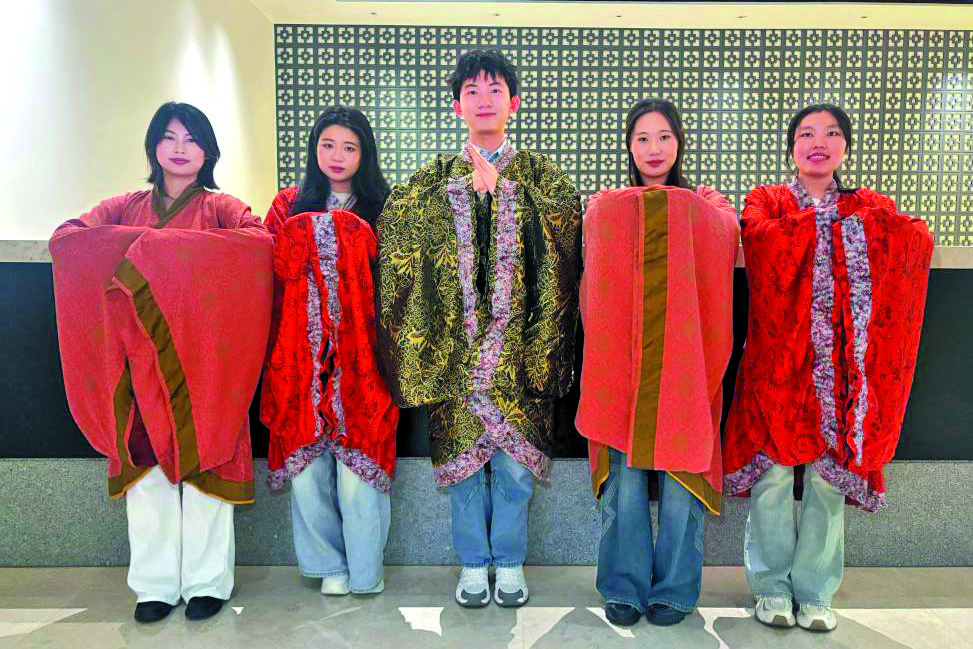 　　圖：學子們在秦宮禮宴穿戴秦朝服飾，學習古代禮儀。\大公報實習記者彭凱琳攝
