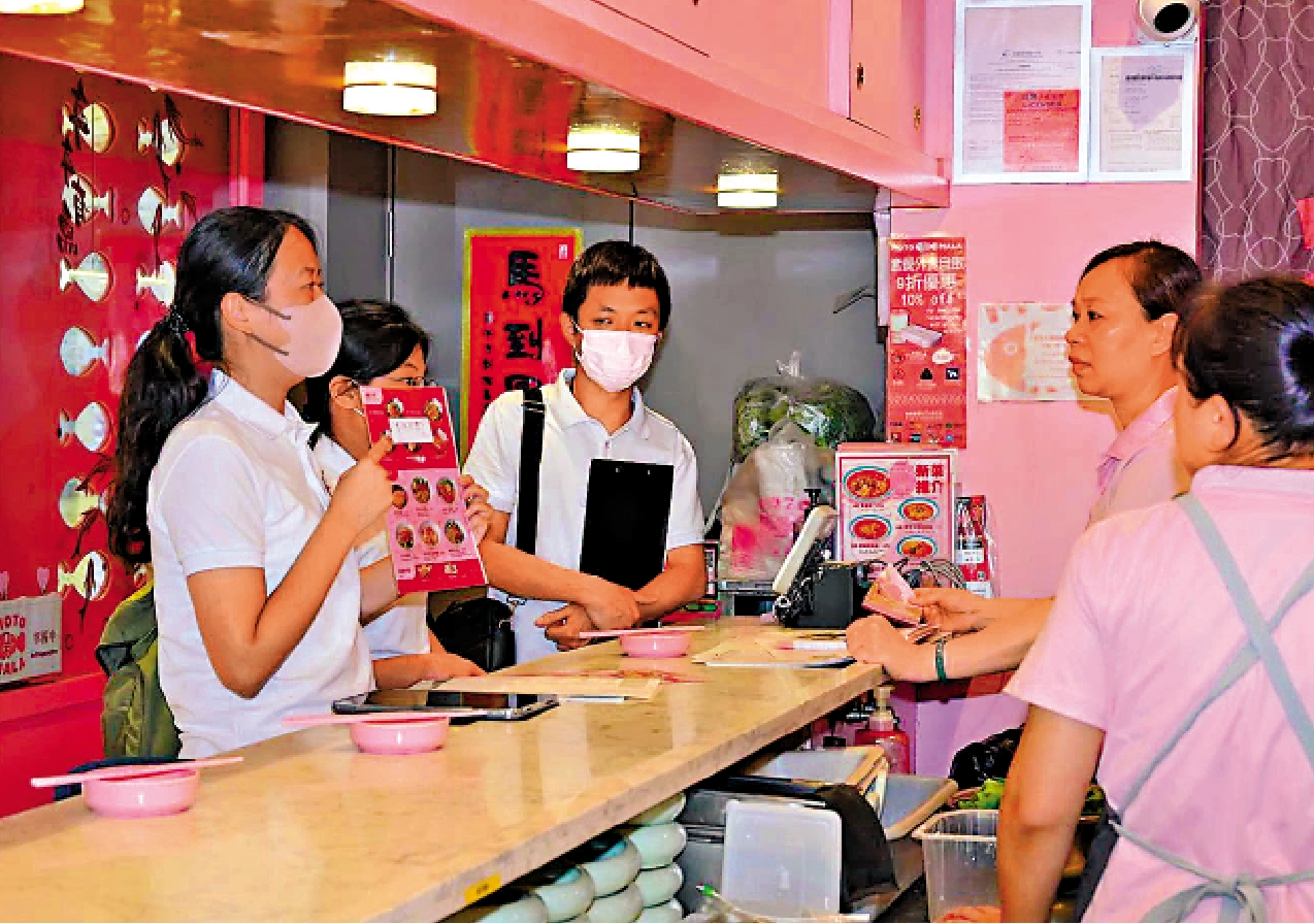 　　圖：食環署人員到餐廳解釋法例要求，強調任何時候均不得在餐桌上烹煮或加熱食物。