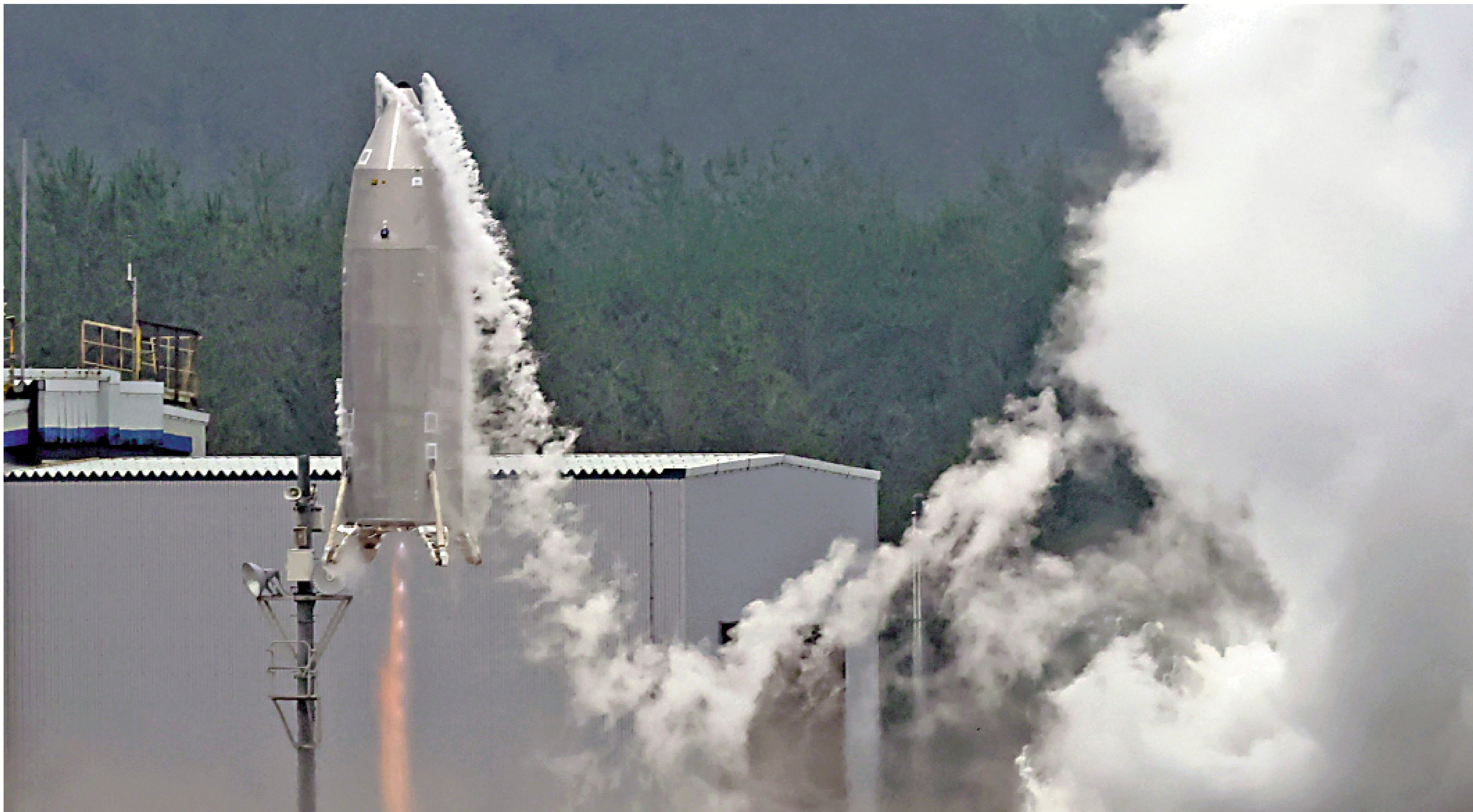 　　圖：日本宇宙航空研究開發機構（JAXA）11日上午對可回收火箭「RV-X」進行的首次飛行測試。\美聯社