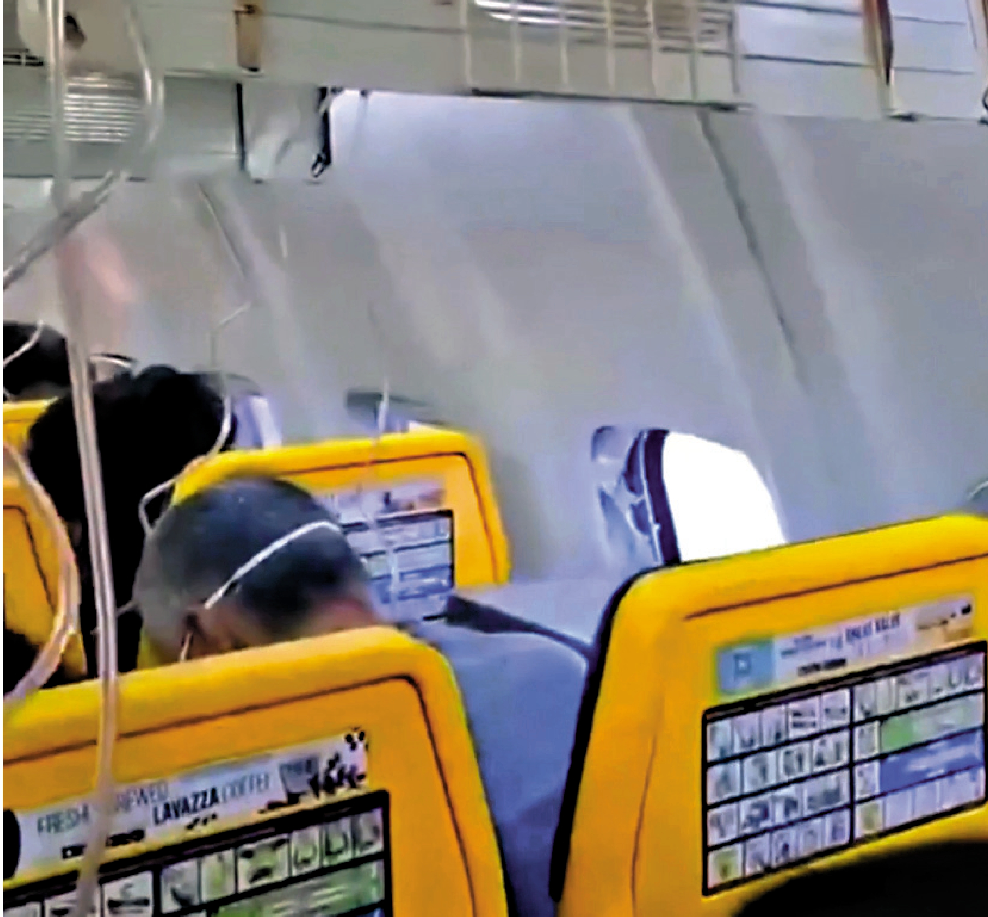 　　圖：涉事瑞安客機乘客拍攝畫面顯示，飛機的舷窗破損，乘客戴上氧氣面罩。\網絡圖片