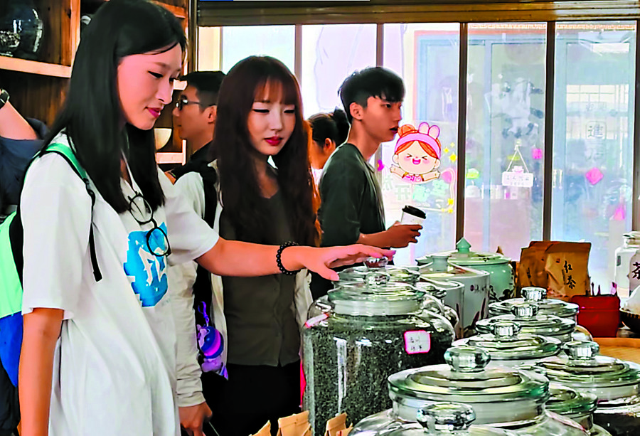 　　圖：學子們參觀寒溪村中的茶葉店。 大公報實習記者葉長青攝