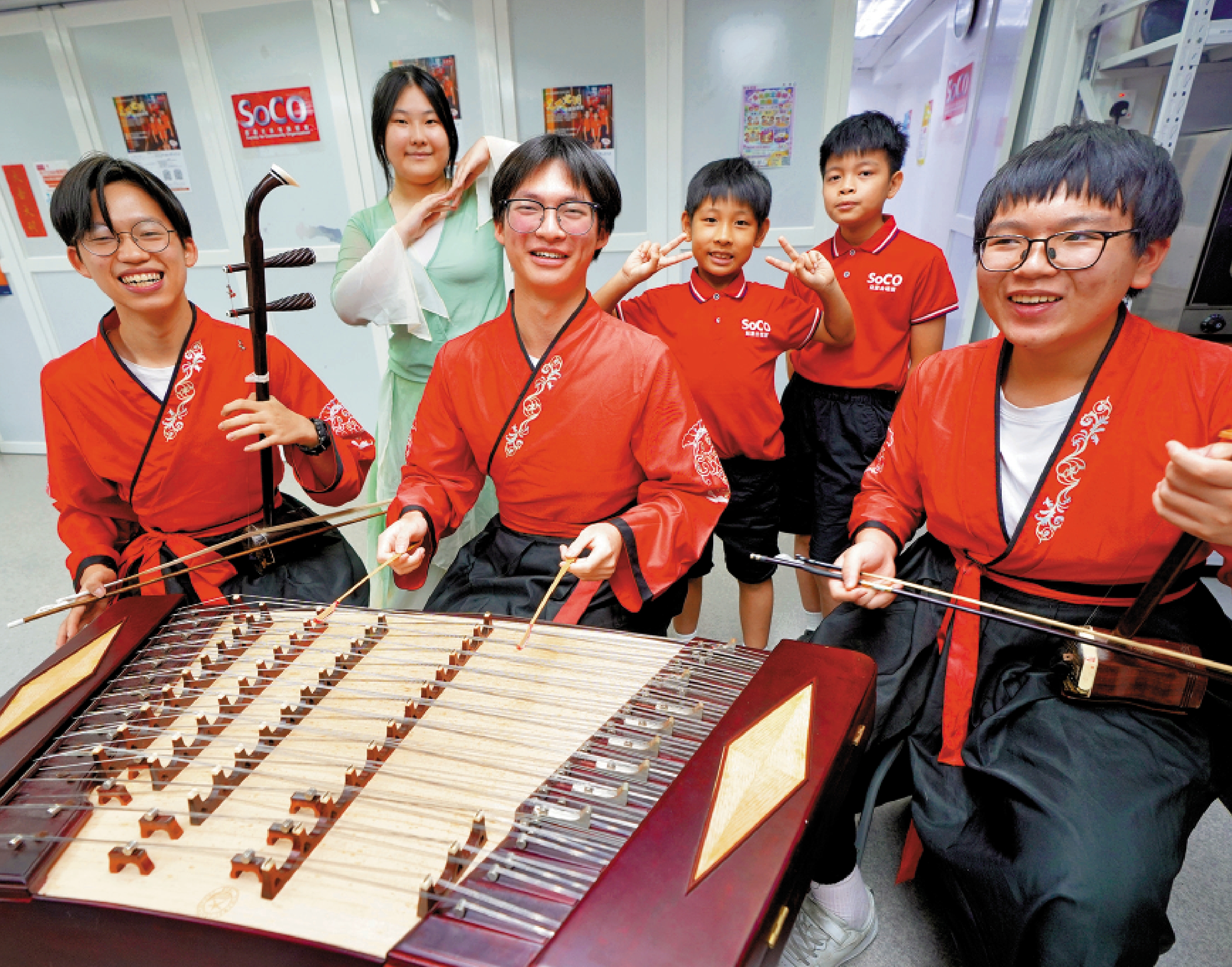 　　圖：周芷浚（左一）及楊齊（右一）與中樂班成員追逐音樂夢。