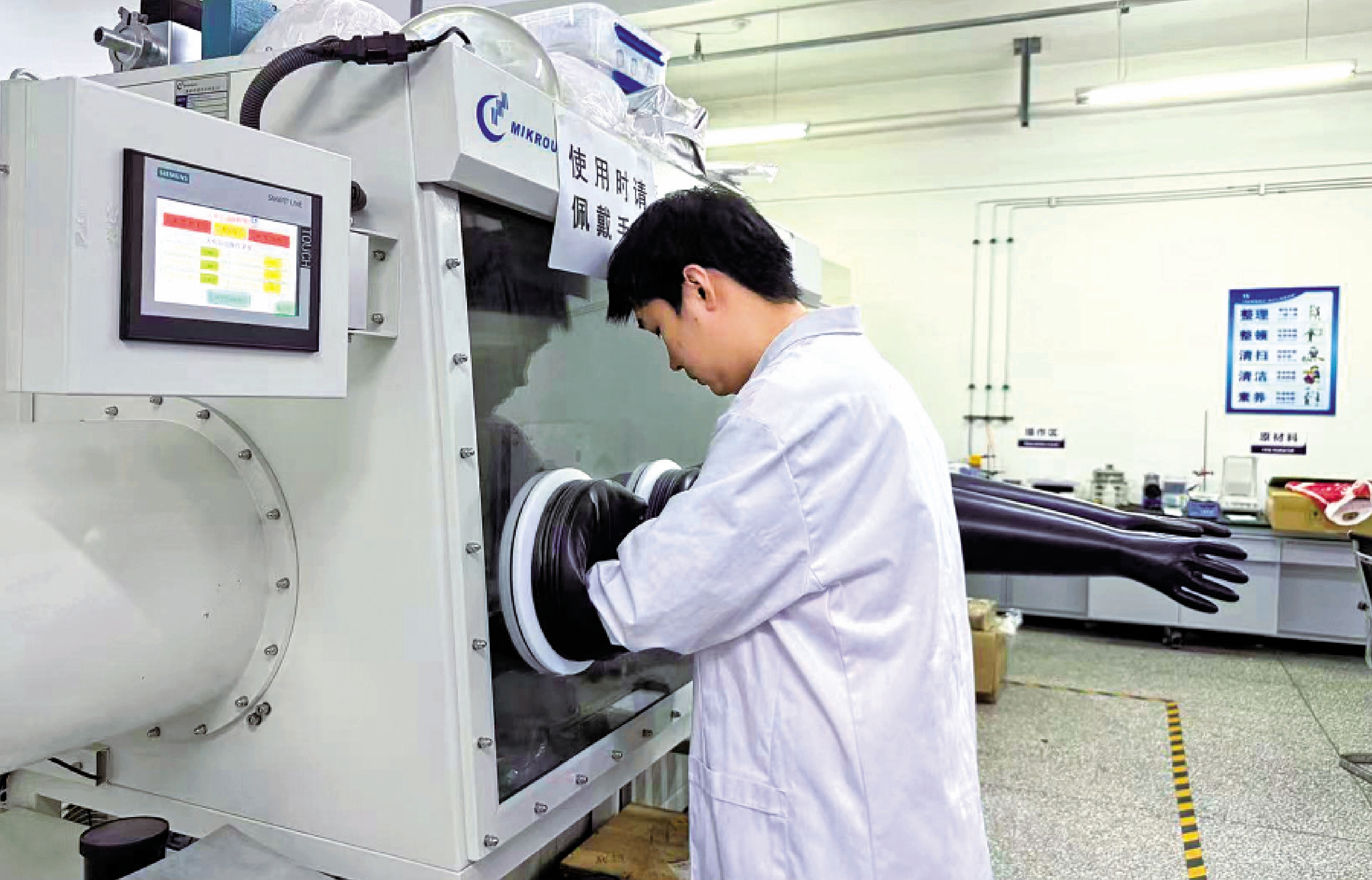 　　圖：單晶鑽石籽晶培育過程經過精密計算得出。圖為工作人員用惰性氣體手套箱培育金剛石。\ 大公報記者于海江攝