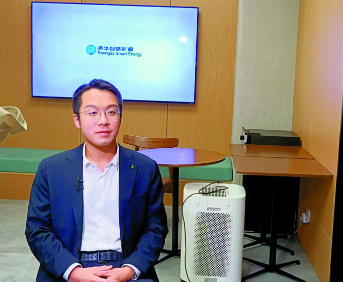 　　圖：張勁柏表示，港華智慧能源力拓屋頂太陽能光伏，助力鋼鐵等企業降低用電成本20%。\大公報記者李昌鴻攝