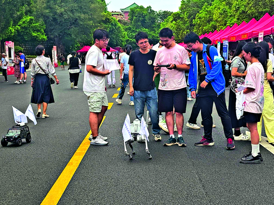 　　圖：機械人、人工智能近年成為大灣區學子的熱門攻讀專業。\大公報記者盧靜怡攝