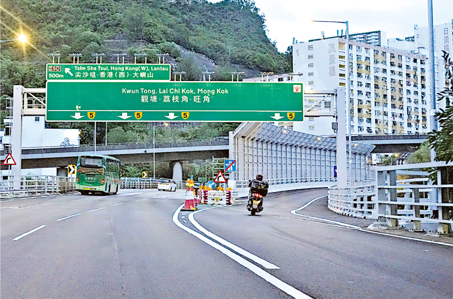 　　圖：新行車橋為快車道，若駛近道路分岔口時才發現走錯道，突然減速易造成意外。 大公報記者林少權攝