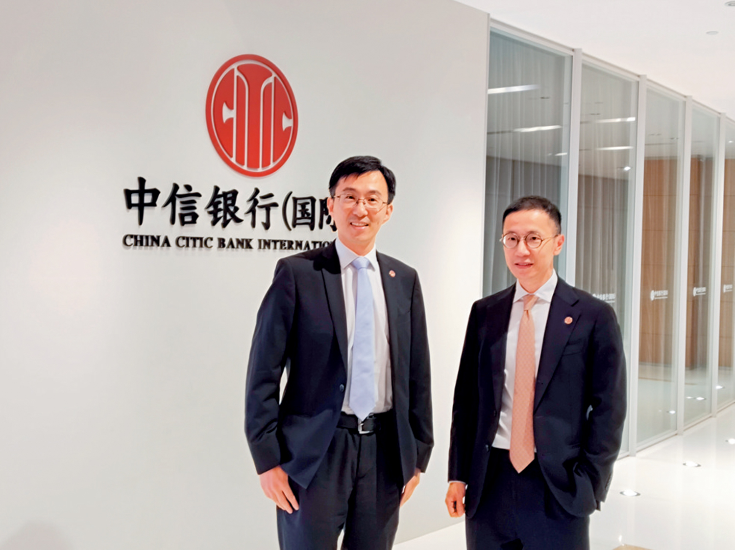 　　圖：中信銀行（國際）首席經濟師丁孟（左）、中信銀行（國際）個人及商務銀行業務投資主管張浩恩。\大公報記者李永青攝