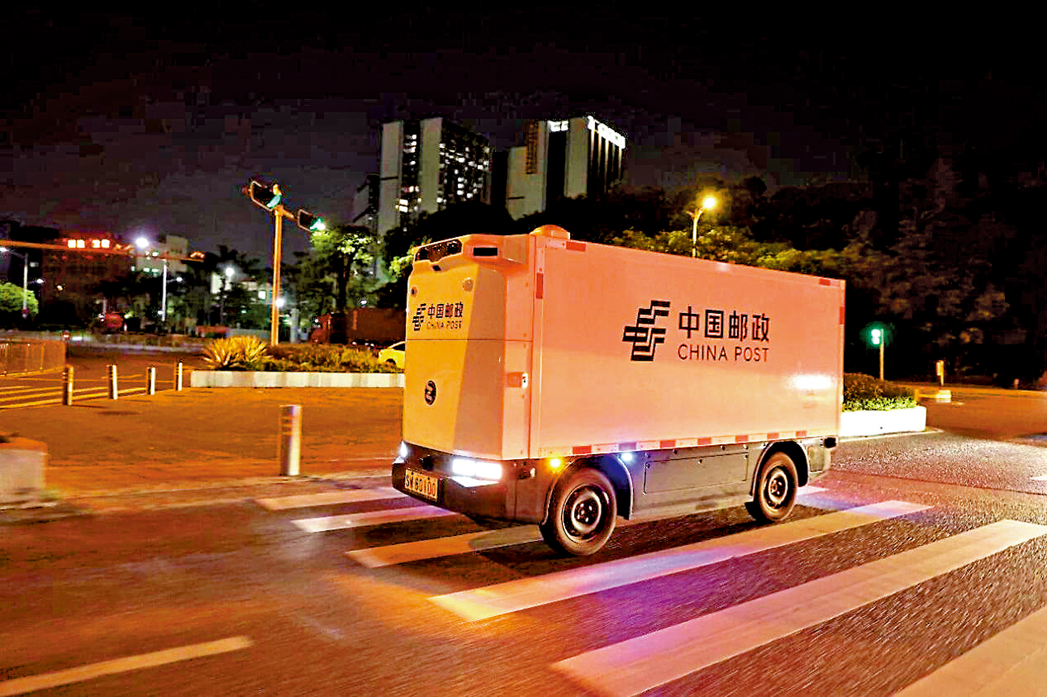 　　圖：深圳已建成超過300條無人車夜間配送線路。