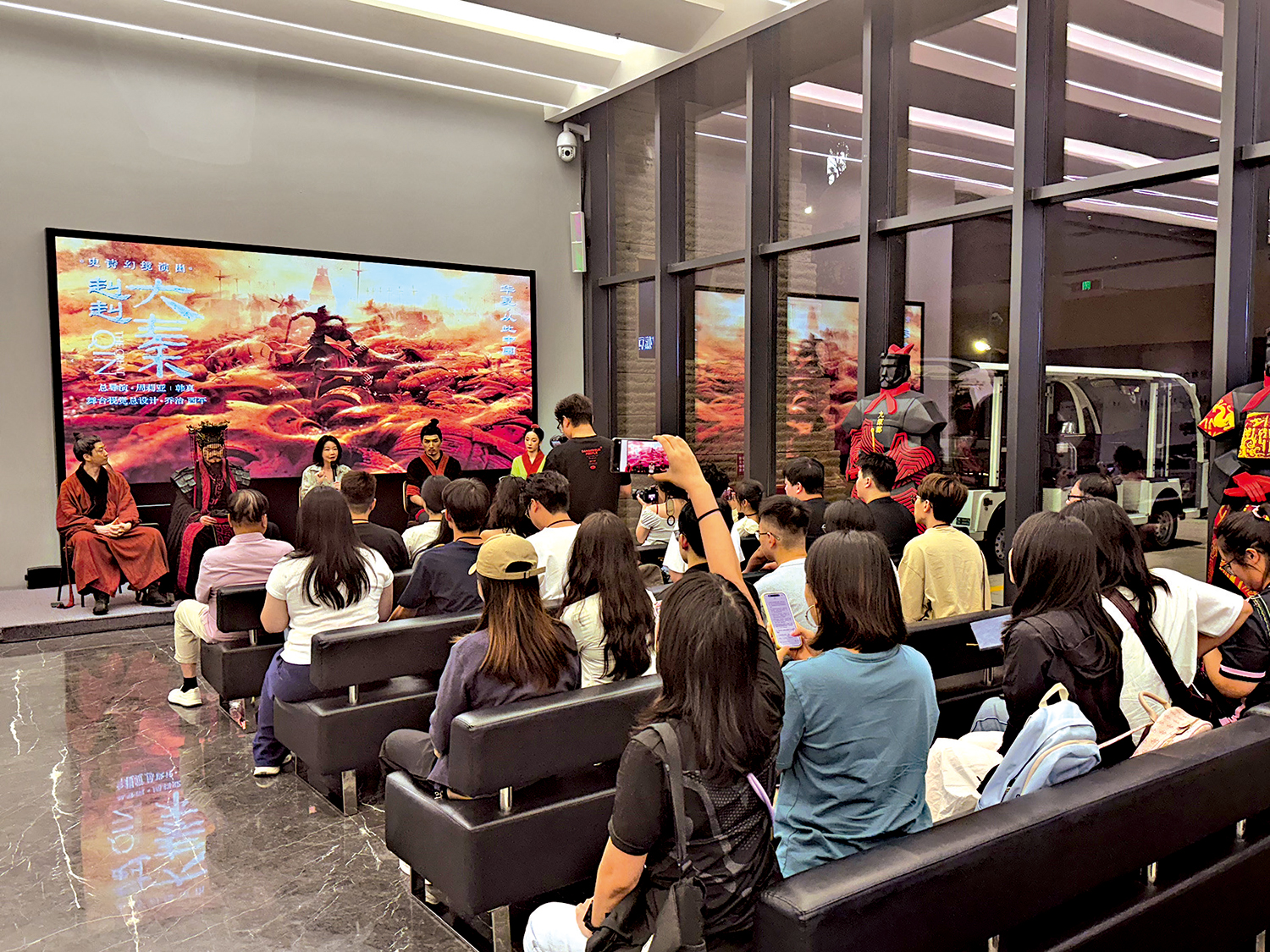 　　圖：在欣賞完《赳赳大秦》後，傳媒學子參加演後座談會。\大公報實習記者林思彤攝
