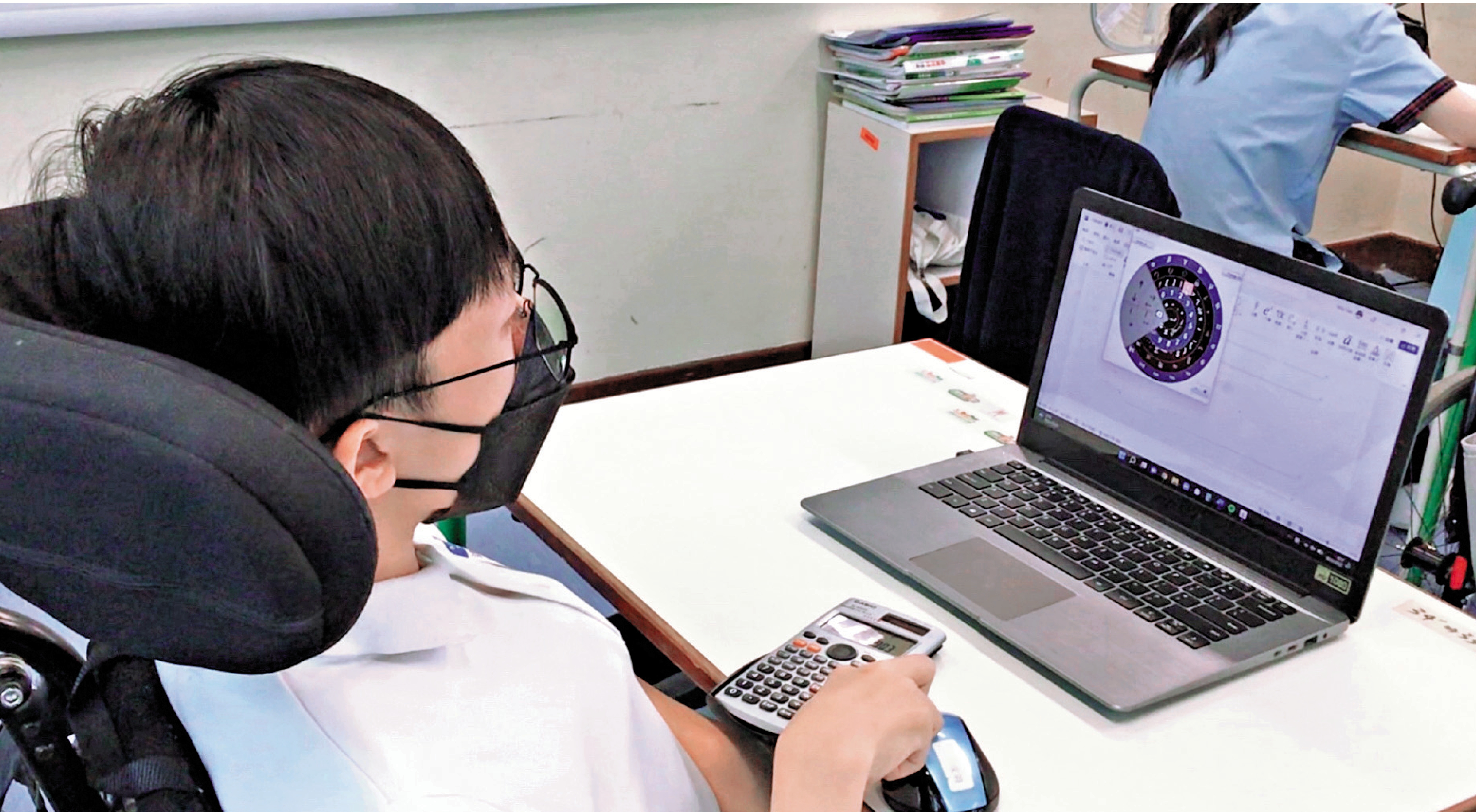 　　圖：譚竣羽使用一套由本地大學研發的輔助鍵盤系統協助完成DSE考試。