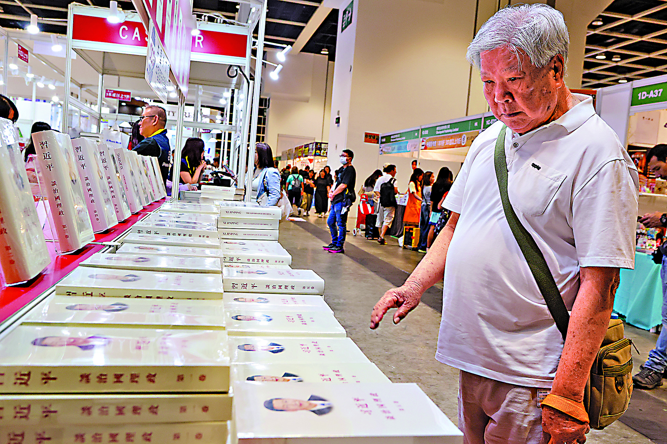 　　圖：市民在和平圖書展台認真閱讀《習近平談治國理政》。\大公文匯全媒體記者黃艾力攝