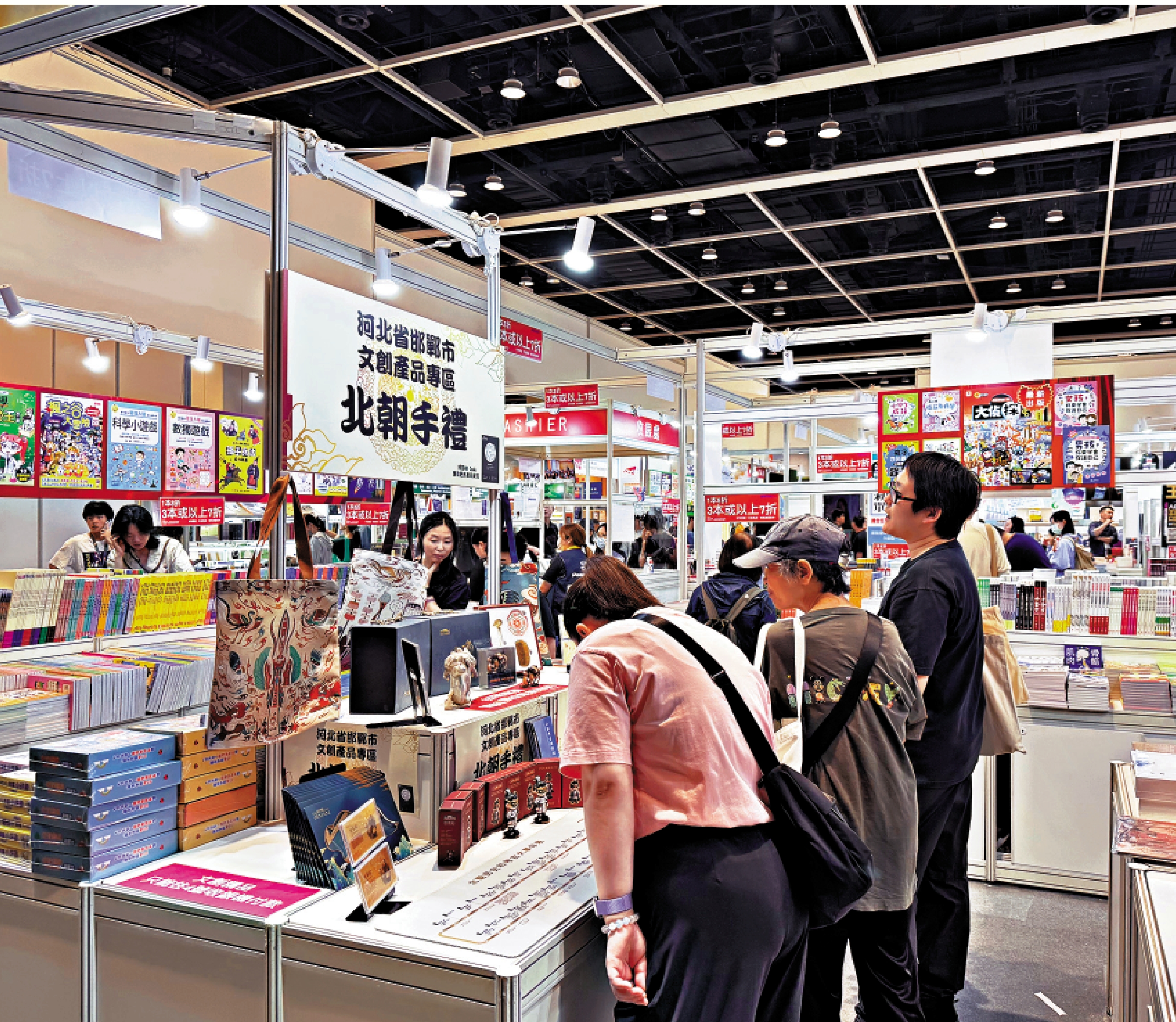 　　圖：河北省邯鄲市組織北朝考古博物館在和平圖書的展位設立「北朝手禮」專區。\大公文匯全媒體記者黃艾力攝
