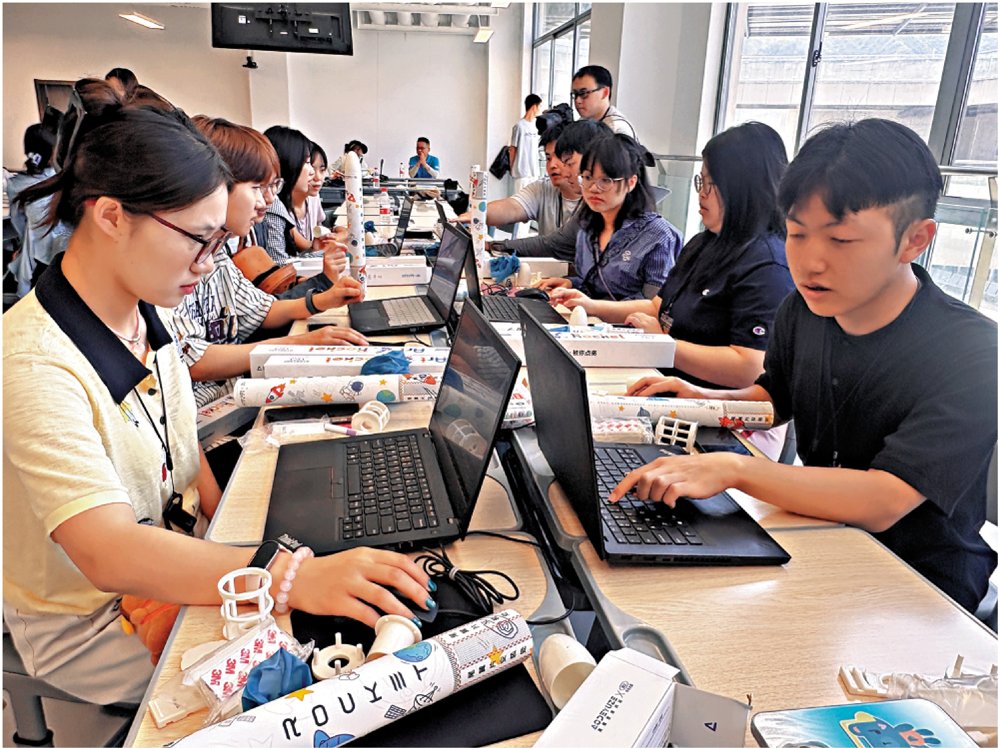 　　圖：學子們進行火箭製作模擬實驗。\大公報實習記者彭凱琳攝