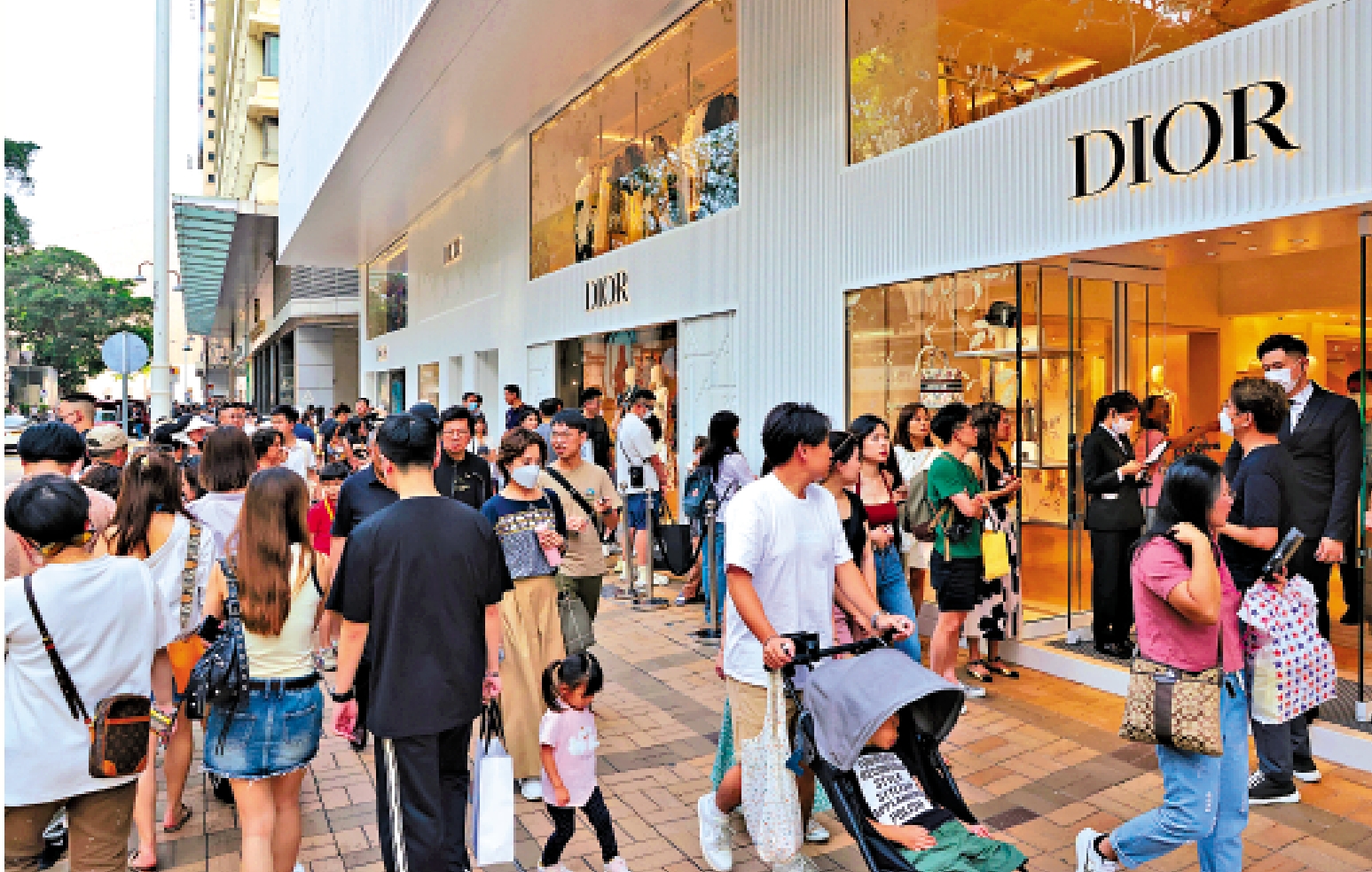 　　圖：今年上半年共錄得約2671萬訪港旅客人次，按年增加13%。