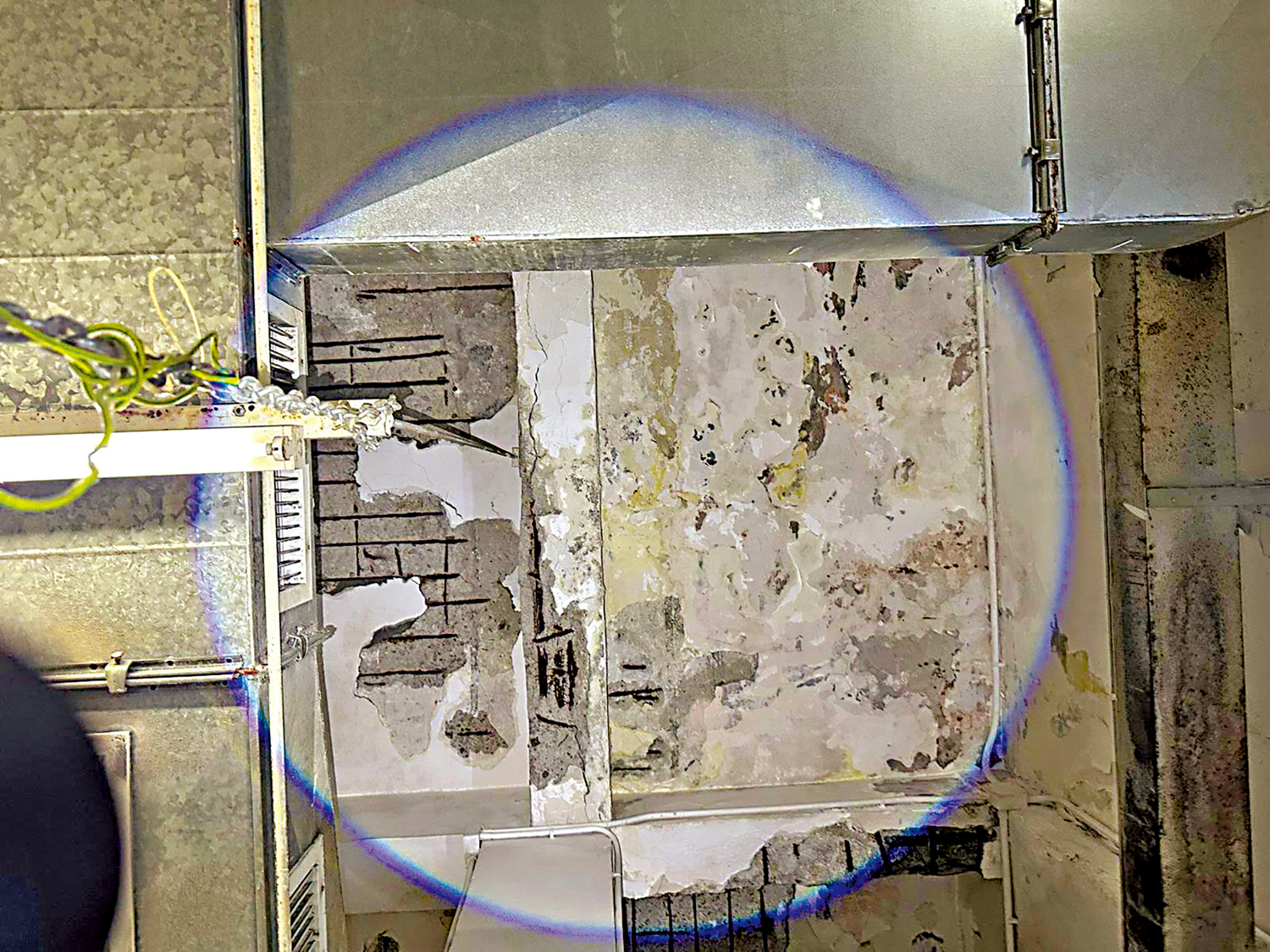 　　圖：楊先生的舖位因滲水致天花鋼筋外露，鏽跡斑斑，即使自掏腰包維修亦未能根治問題。