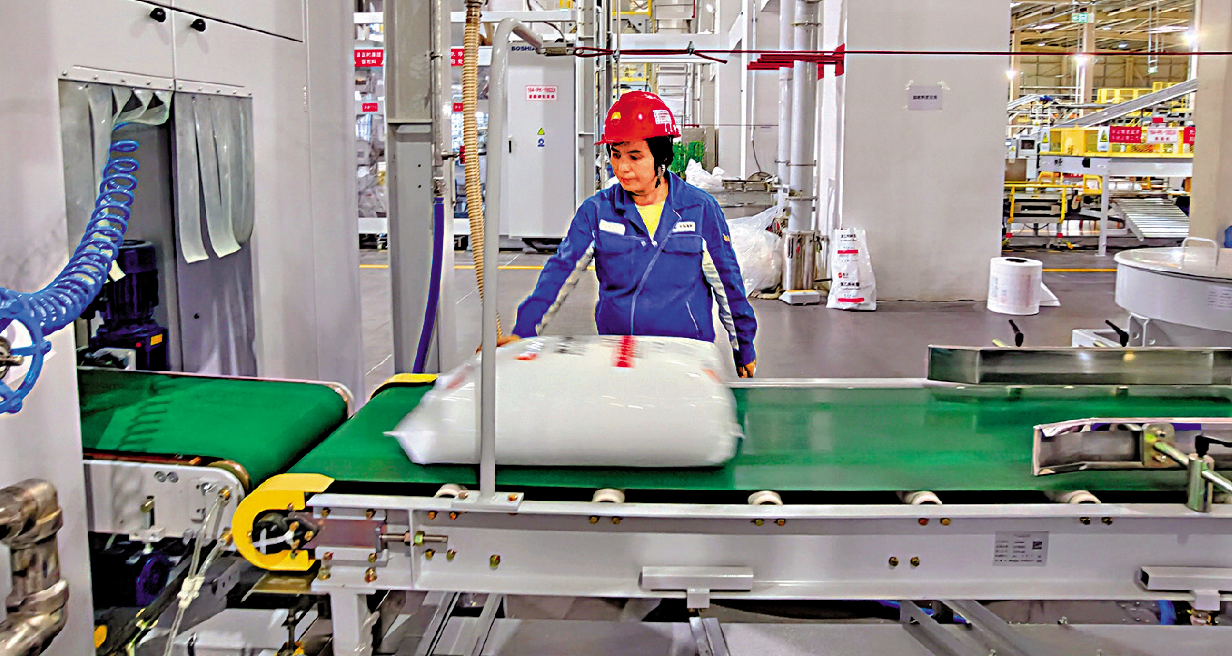 　　圖：新疆獨山子石化塔里木120萬噸乙烯綠色低碳示範工程16日投產。圖為乙烯下游產品生產線。\大公報記者羅洪嘯攝