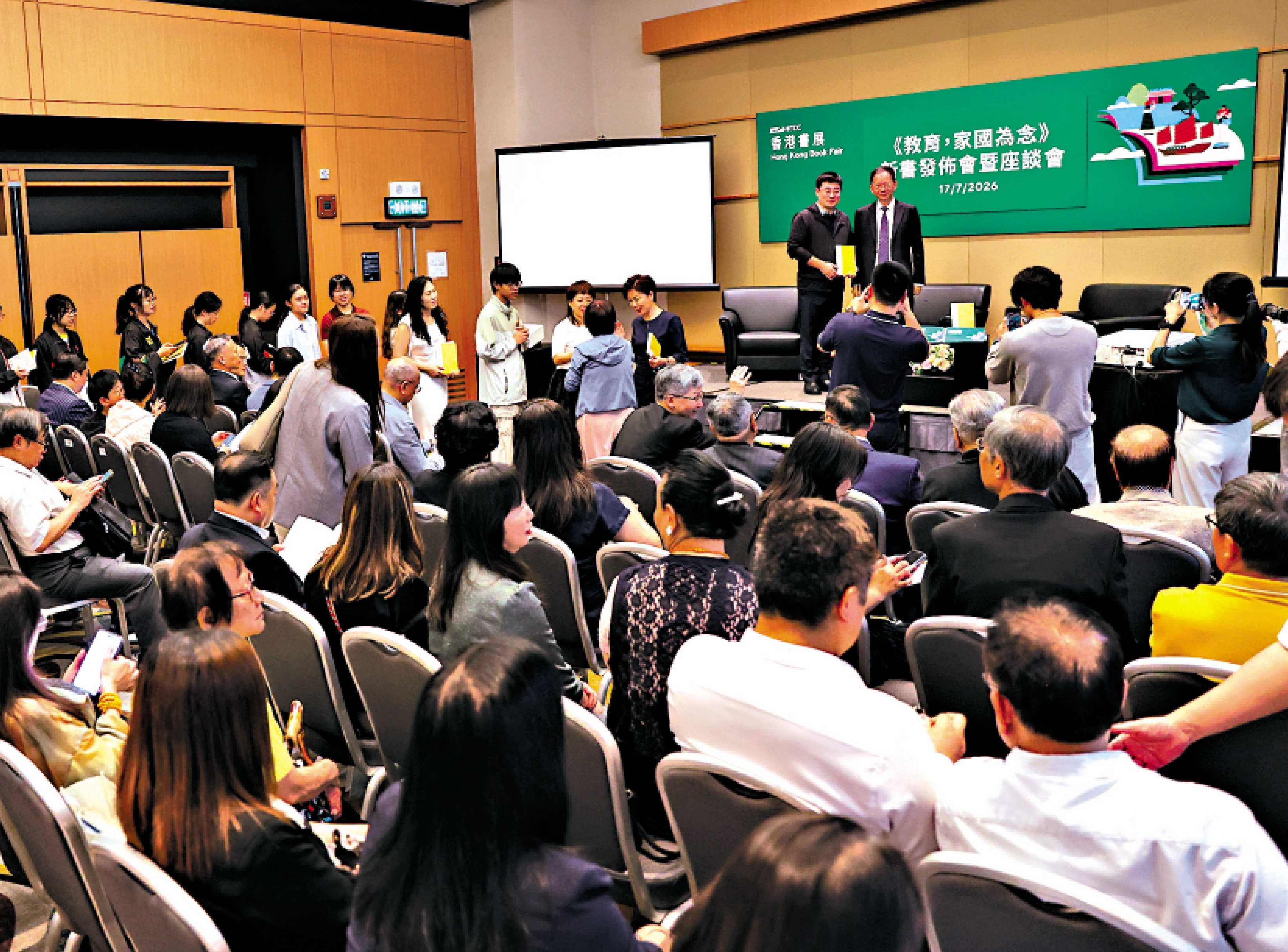 　　圖：何漢權昨日舉辦《教育，家國為念》新書發布會暨座談會，逾170人到場參與。