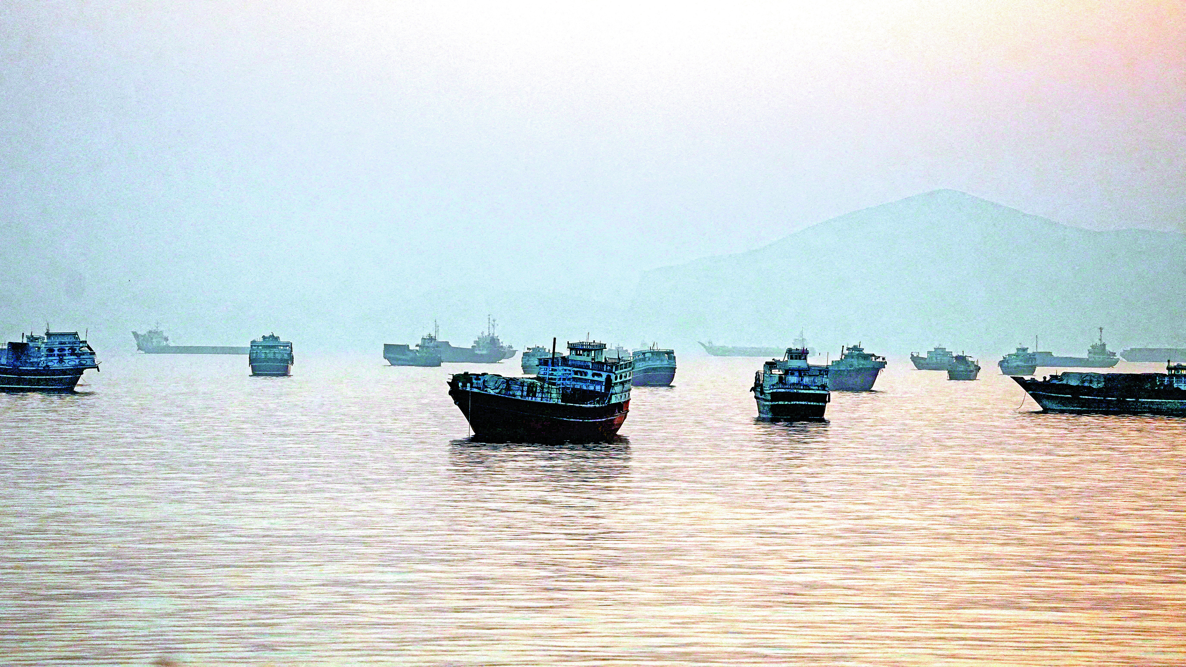 　　圖：多艘船舶停泊在霍爾木茲海峽內。\路透社