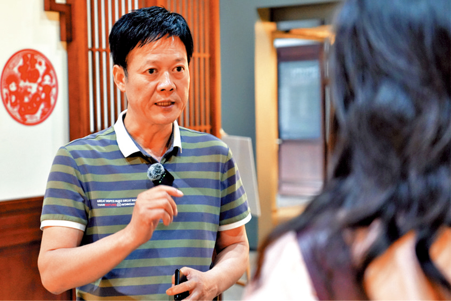 　　圖：易俗社副社長陳超武接受學子採訪。\大公報實習記者馬盼瑋攝